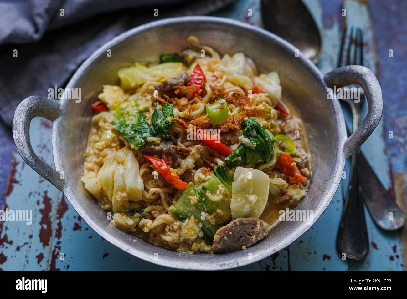 Bakmi Godok Jawa est une cuisine traditionnelle de Java faite de nouilles et cuite avec des boulettes de viande, des œufs et des légumes Banque D'Images