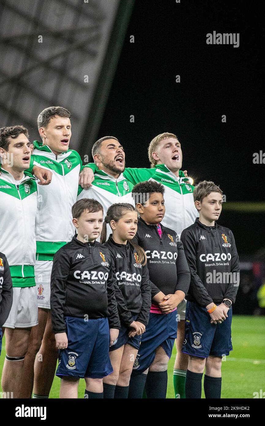 Leeds, Royaume-Uni. 28th octobre 2022. *** Ronan Michael et ses coéquipiers chantent l'hymne national irlandais lors du match de la coupe du monde de rugby 2022 entre la New Zealand RL et l'Ireland RL au Headingley Stadium, Leeds, Royaume-Uni, le 28 octobre 2022. Photo de Simon Hall. Utilisation éditoriale uniquement, licence requise pour une utilisation commerciale. Aucune utilisation dans les Paris, les jeux ou les publications d'un seul club/ligue/joueur. Crédit : UK Sports pics Ltd/Alay Live News Banque D'Images