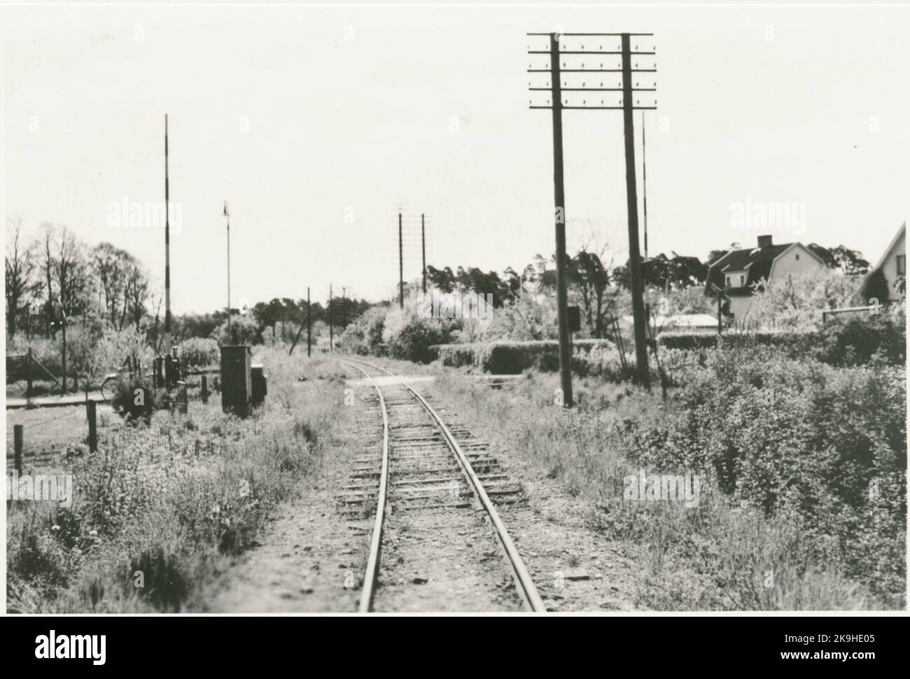 Image de ligne au chemin de fer de Gotlands. GJ était la première et la plus grande compagnie de chemin de fer de Gotland. Le chemin de fer a été nationalisé en 1947. La circulation publique a été fermée en 1960. Le trafic de marchandises individuel dans le cadre de l'abattoir coopératif Visby a été effectué sur la route portuaire de Slaktriet-Visby jusqu'en mai 1962. Banque D'Images