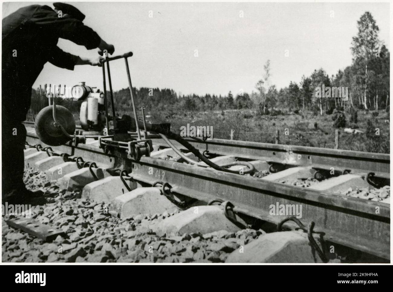 Soudage thermit de joints sur des meuleuses de béton, sur la route entre Nässjö-Sävsjö 1953. Banque D'Images