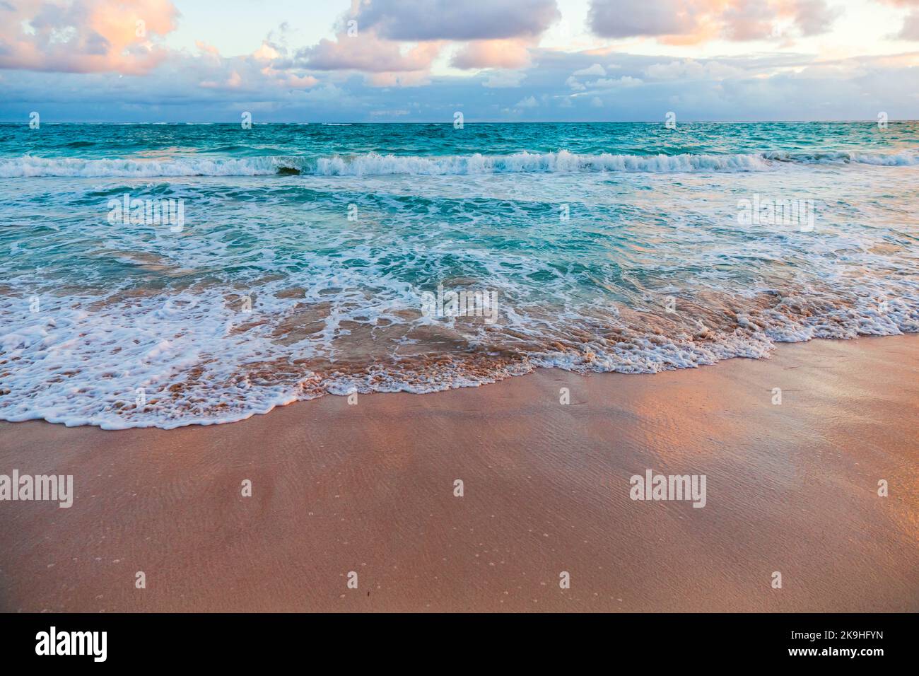 Paysage côtier des Caraïbes avec vagues sur le rivage et sable humide ...