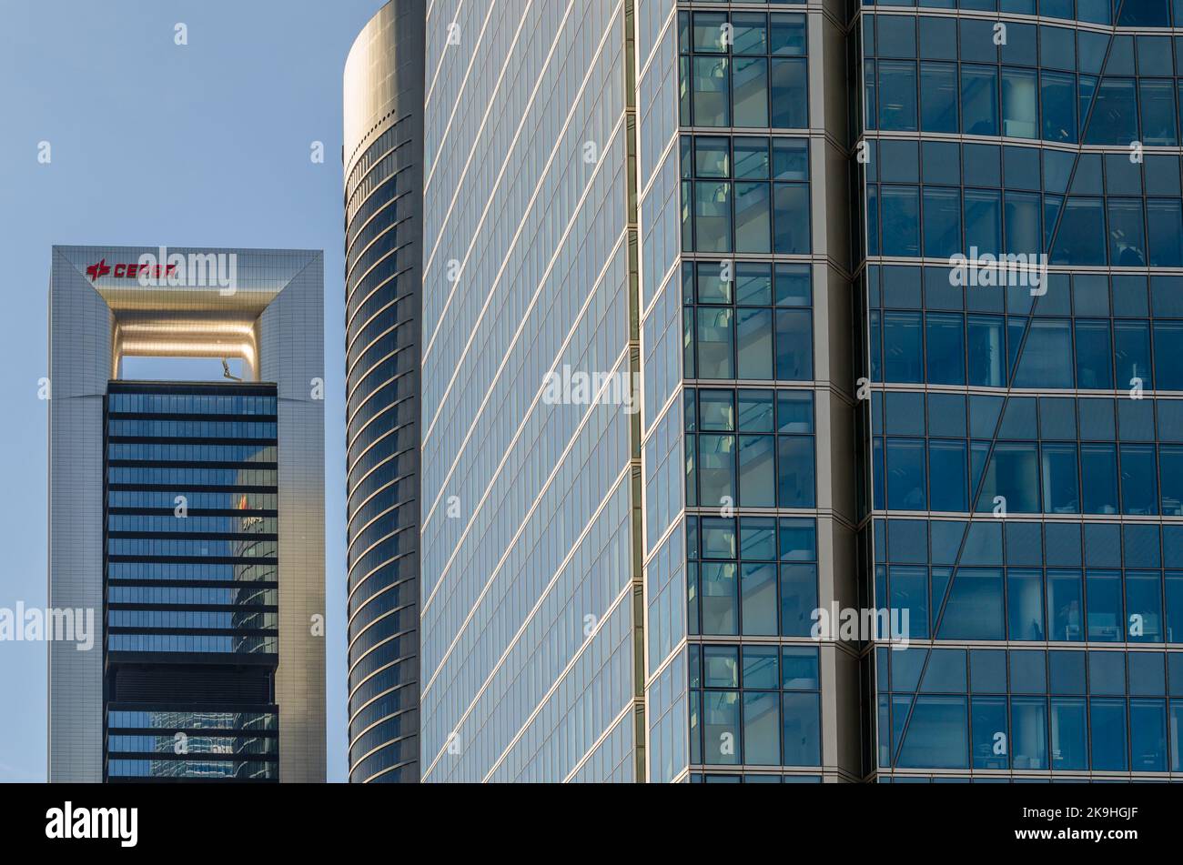 MADRID, ESPAGNE - 6 OCTOBRE 2021 : détail architectural, façades en verre des gratte-ciels modernes qui font partie du quartier des affaires de Cuatro Torres à Mad Banque D'Images