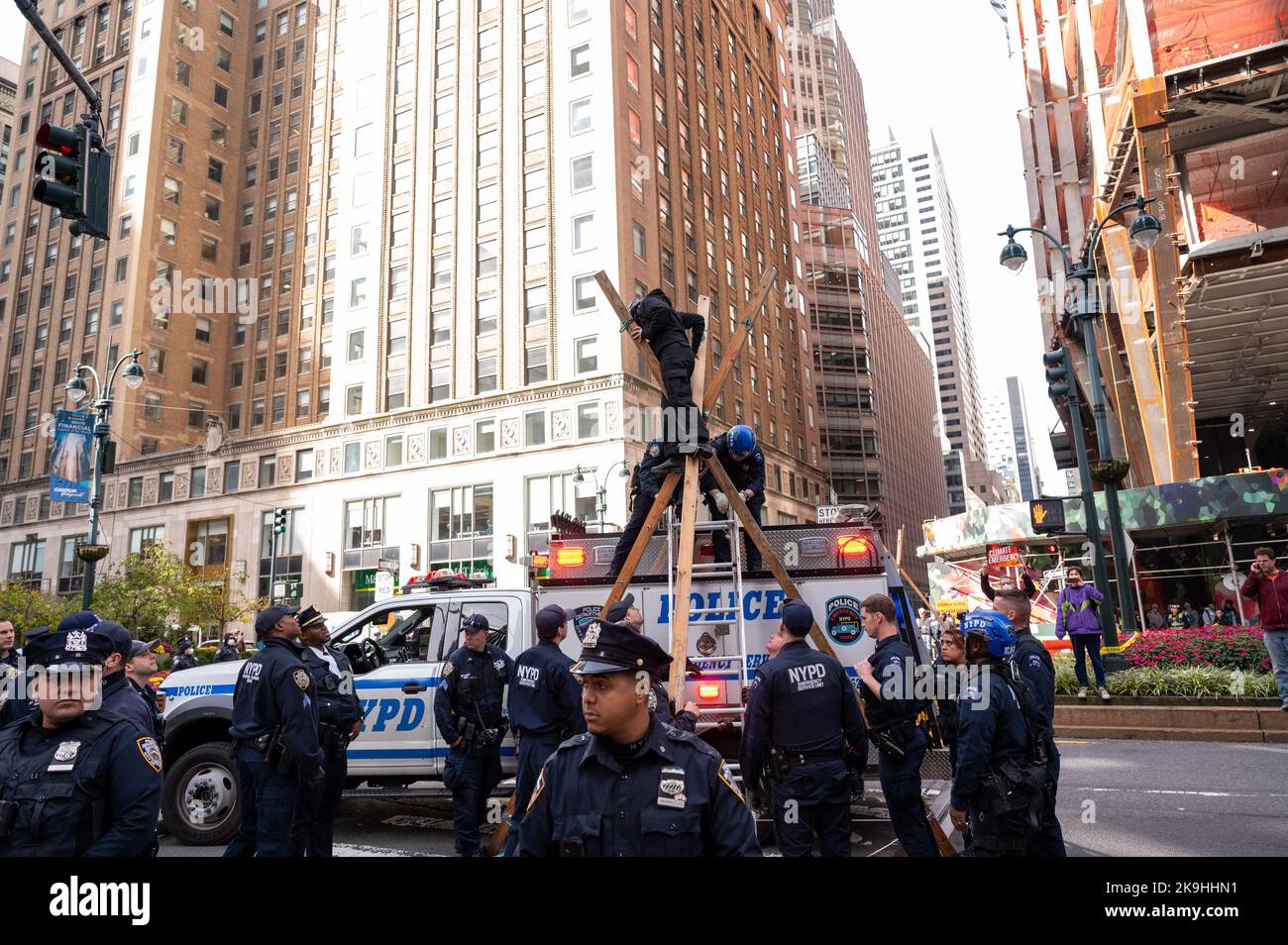 New York, États-Unis. 28th octobre 2022. Des militants écologistes bloquent Park Avenue devant le siège social de JP Morgan pour protester contre l'investissement de la banque dans les combustibles fossiles et appellent le gouverneur Hochul à taxer les riches et à financer les initiatives climatiques sur 28 octobre 2022 à New York, NY. Seize manifestants ont été arrêtés par la police. (Photo par Matthew Rodier/Sipa USA) crédit: SIPA USA/Alay Live News Banque D'Images