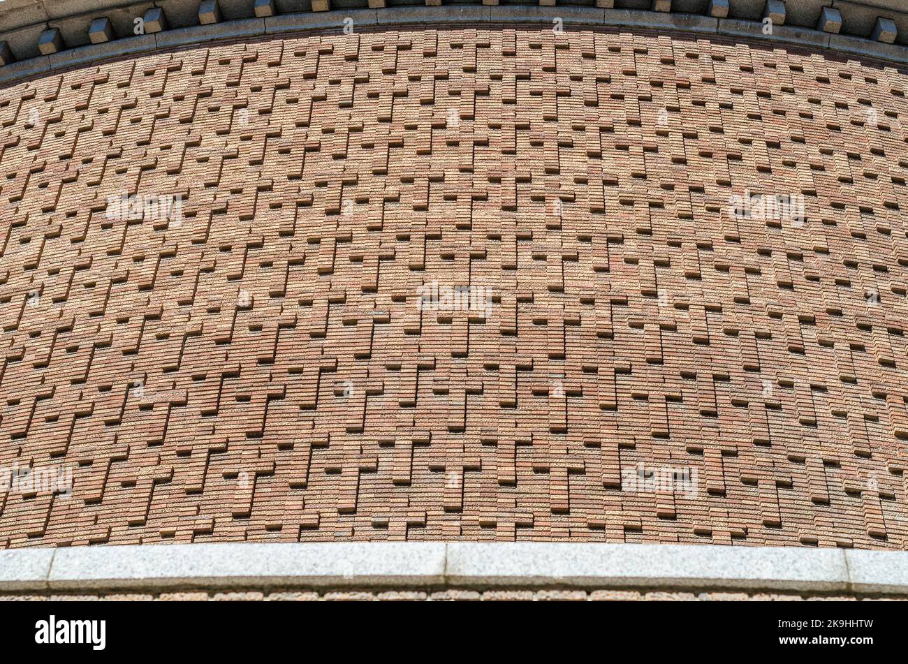 MADRID, ESPAGNE – 5 OCTOBRE 2021 : détail de la façade du conseil municipal du bâtiment du district de Moncloa-Aravaca à Madrid, Espagne, conçu en 1949 par t Banque D'Images MADRID, ESPAGNE – 5 OCTOBRE 2021 : détail de la façade du conseil municipal du bâtiment du district de Moncloa-Aravaca à Madrid, Espagne, conçu en 1949 par t Banque D'Images