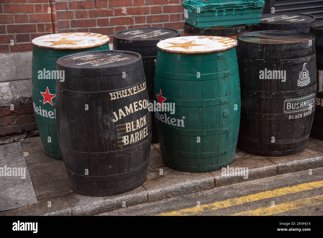 Bière et fûts de whisky à l'extérieur de Bruxelles Bar à Dublin en Irlande. Banque D'Images