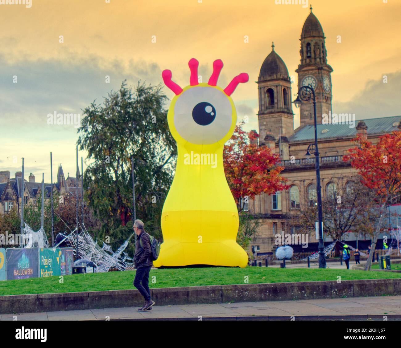 Paisley, Écosse, Royaume-Uni 28th octobre 2022. Le festival annuel d’Halloween Paisley a lieu dans le centre-ville historique de Paisley, il est salué comme le meilleur en Grande-Bretagne avec ses actes et son respect de couleur à temps plein annoncés comme un événement sooktacular. Crédit Gerard Ferry/Alay Live News Banque D'Images