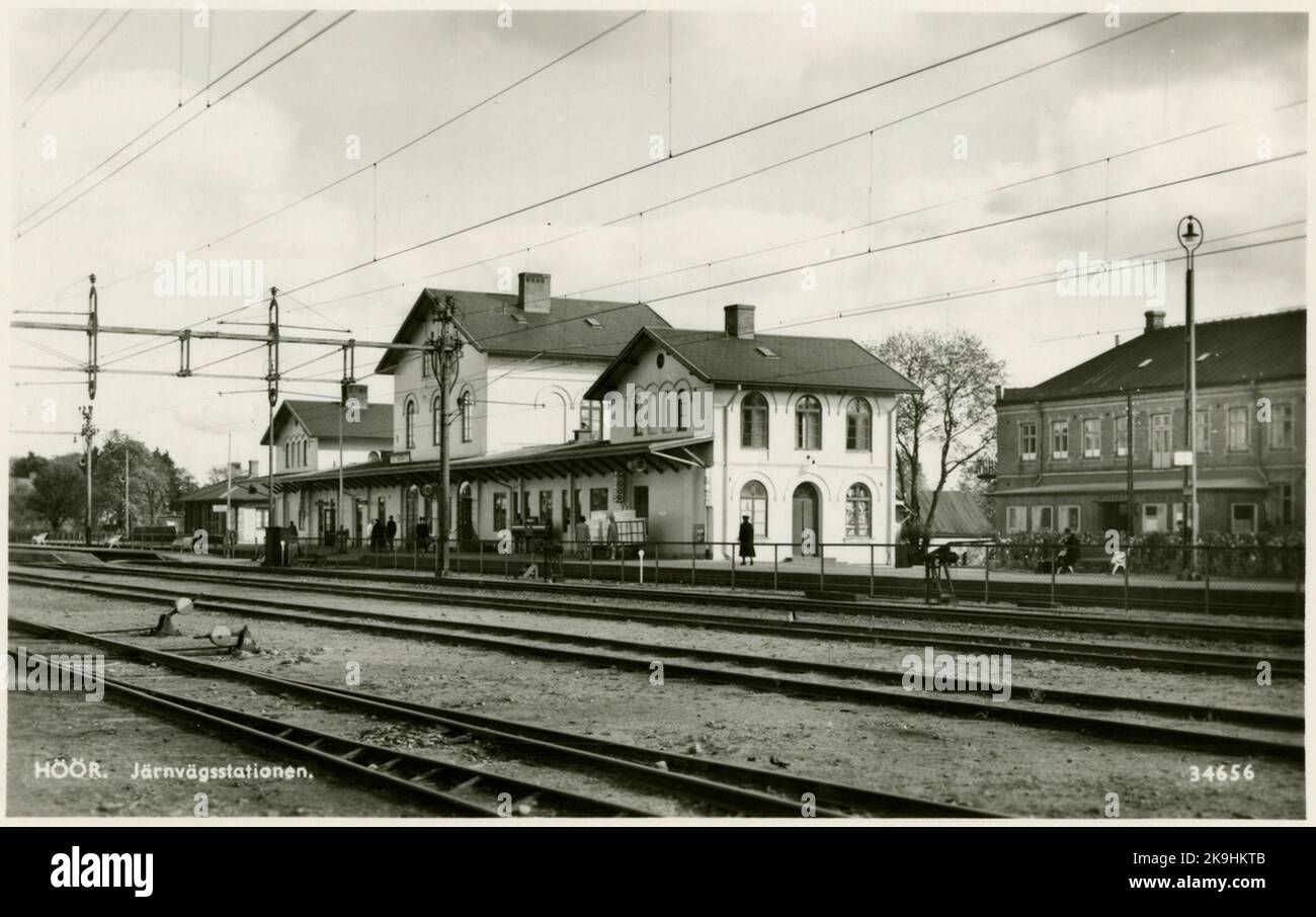 Carte postale de Pressbyrån avec texte au dos. Cette carte postale a été achetée sur 8 août 1956 dans le kiosque de l'Office suédois de presse, à côté de la gare de Höör, lorsque la position STM à Stn a été détenue par Einar Mauritz Ardevall né en 1894 à partir de 1951. Gare de Höörs avec panneau. Foin. Situé sur 10 TS, 10 BS et 10 ms, Linjestragan Eslöv-Hässleholm. Le grade de la clôture de Stint. Est f.n. vers 20. stn. A 5 pistes. SP 1. Le sentier pour les trains en direction d'Eslöv et SP. 2. La voie des trains en direction de Hässleholm. SP. 3. Chemin de train latéral.Fraktgodsmagasinet avec exp. Au sud de Magasin a donné, situé dans f Banque D'Images