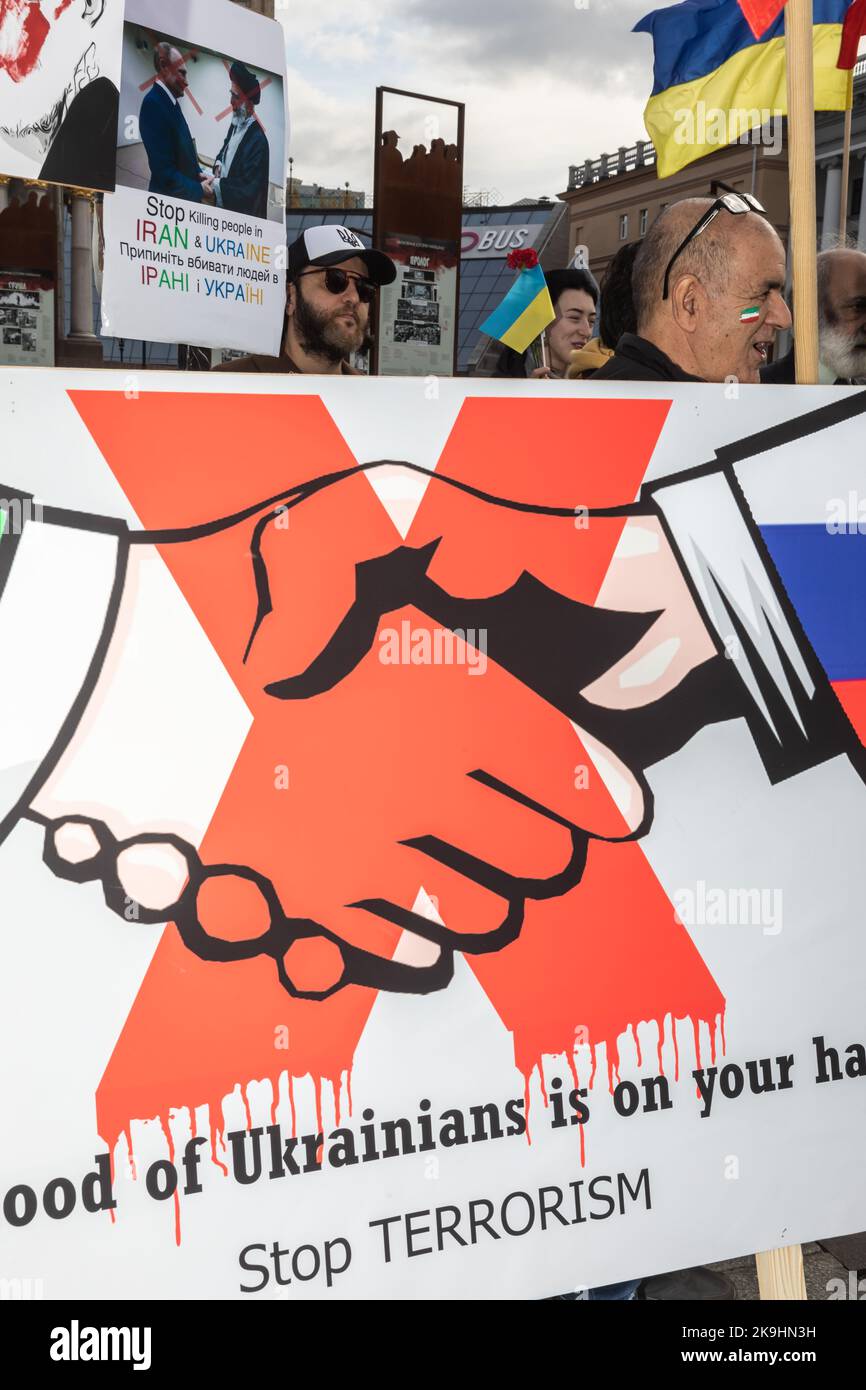 Kiev, Ukraine. 28th octobre 2022. Un écriteau contre l'amitié de l'Iran avec le régime fasciste de la Russie est vu pendant la manifestation. La diaspora iranienne en Ukraine a manifesté contre la participation de l'Iran à l'agression russe. Les représentants de la communauté iranienne en Ukraine ont déclaré s'opposer aux actions des autorités iraniennes, qui soutiennent le régime dictatorial de Poutine dans la guerre contre l'Ukraine. Crédit : SOPA Images Limited/Alamy Live News Banque D'Images
