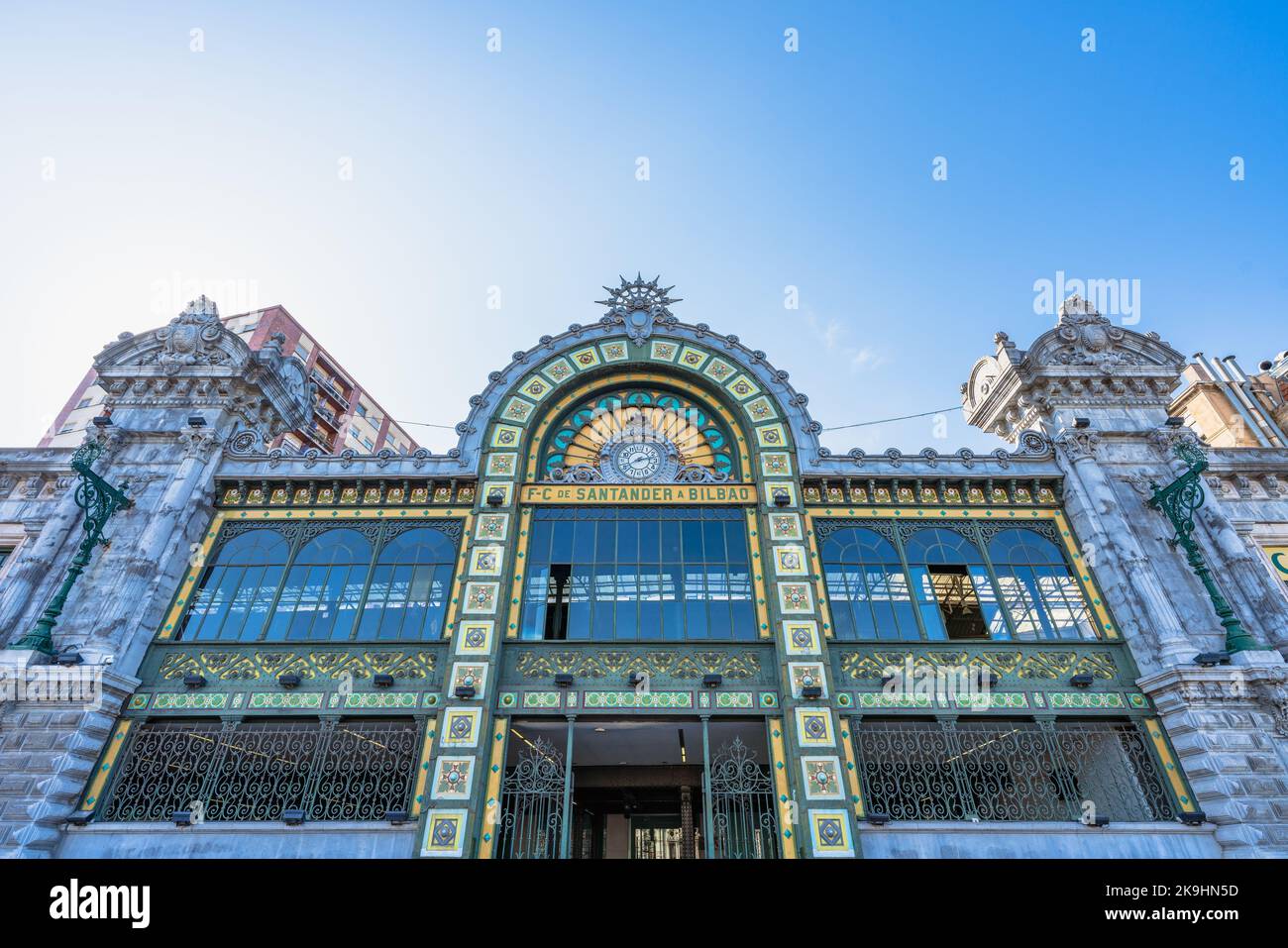 Bilbao, Espagne. 6 août 2022. Façade de la ligne ferroviaire estación de la Concordia entre Santander et Bilbao Banque D'Images