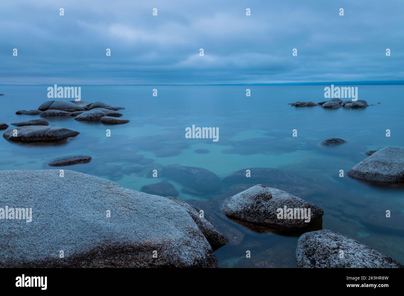 Scène côtière au parc national du lac Tahoe, Nevada, un matin d'été couvert. Banque D'Images