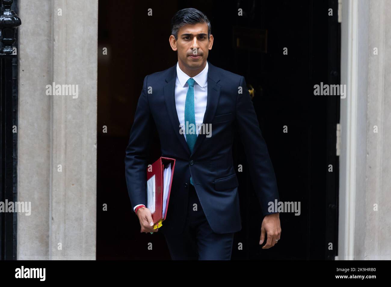 Londres, Royaume-Uni. 26th octobre 2022. Le Premier ministre Rishi Sunak quitte le 10 Downing Street pour que le Parlement prenne ses premières questions du Premier ministre à Londres. Il a été nommé à ce poste après avoir été élu chef conservateur, déclenché par la démission de Liz Truss suite à des crises au sein de son gouvernement. (Credit image: © Tejas Sandhu/SOPA Images via ZUMA Press Wire) Banque D'Images