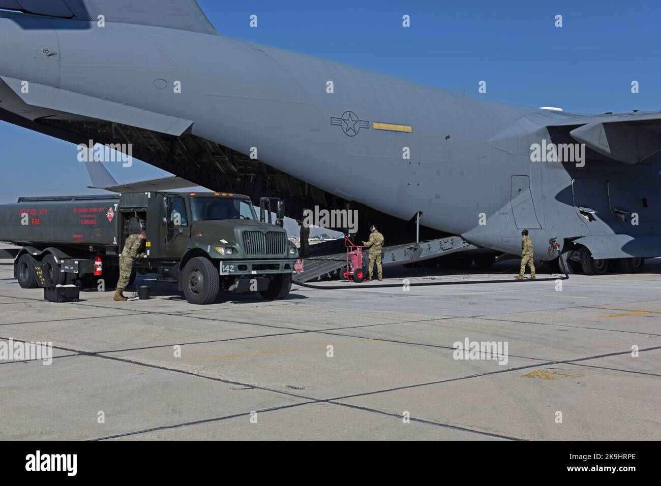 Les aviateurs américains de la 62D Airlift Wing et du 627th Air base Group se préparent à exécuter des opérations de ravitaillement spéciales tandis qu'un F-15E Strike Eagle atterrit sur la ligne aérienne à Gowen Field, Boise, Idaho, le 20 octobre 2022. Des opérations spéciales de ravitaillement ont été effectuées par l’avion C-17 Globemaster III de l’aw 62D et le F-15 de l’aile Fighter 366th dans le cadre de l’exercice Rainier War 22B. (É.-U. Photo de la Force aérienne par le sergent d'état-major. Zoe Thacker) Banque D'Images