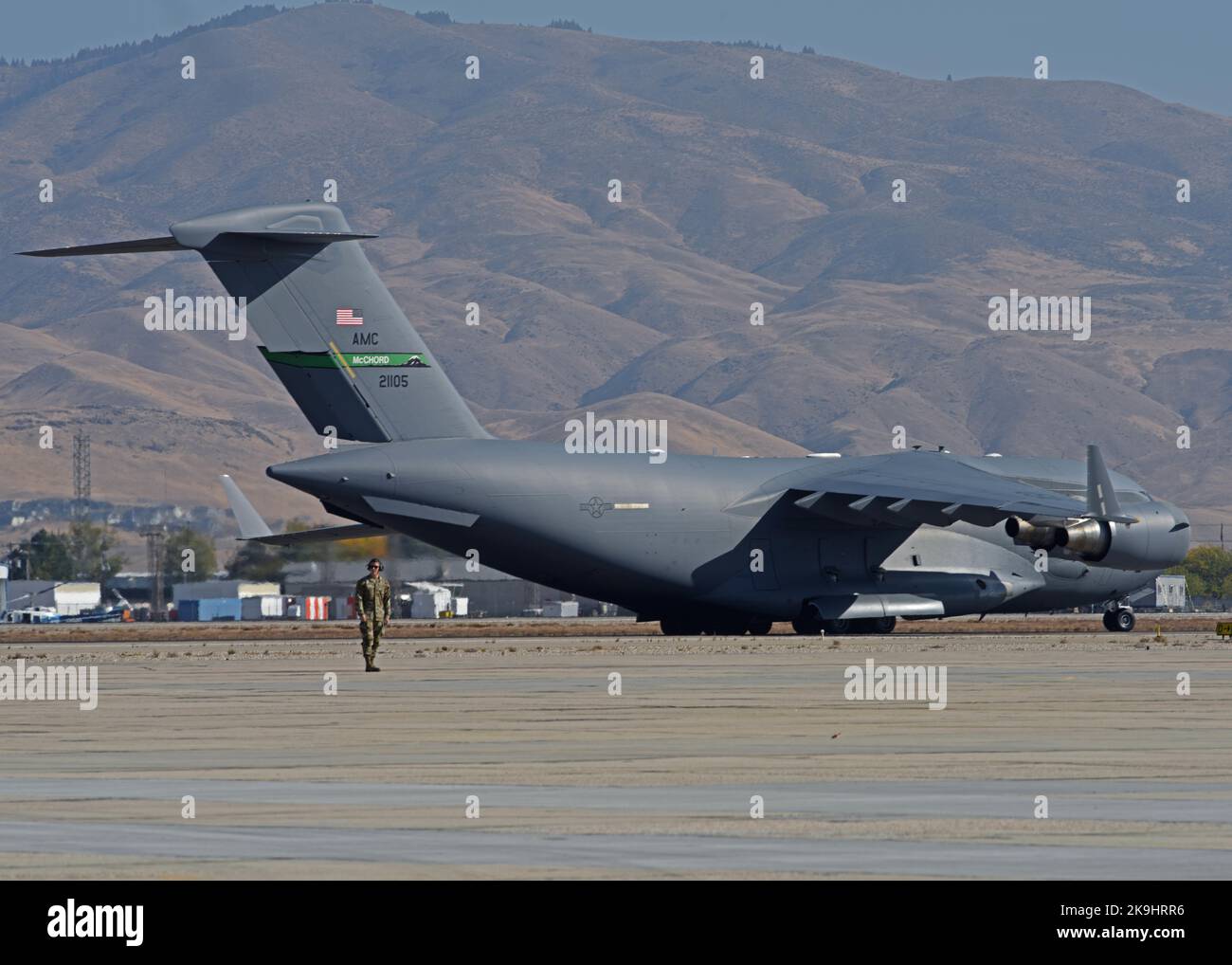 Un avion C-17 Globemaster III de la 62D Airlift Wing, base conjointe Lewis-McChord (Washington), taxis sur la ligne aérienne avant les opérations spéciales de ravitaillement à Gowen Field, Boise (Idaho), le 20 octobre 2022. Les aviateurs de l'équipe McChord et de l'aile Fighter 366th de la base aérienne de Mountain Home, en Idaho, ont terminé les opérations de ravitaillement en carburant des ailes humides avec les avions Strike Eagle C-17 et F-15E dans le cadre de l'exercice Rainier War 22B. (É.-U. Photo de la Force aérienne par le sergent d'état-major. Zoe Thacker) Banque D'Images