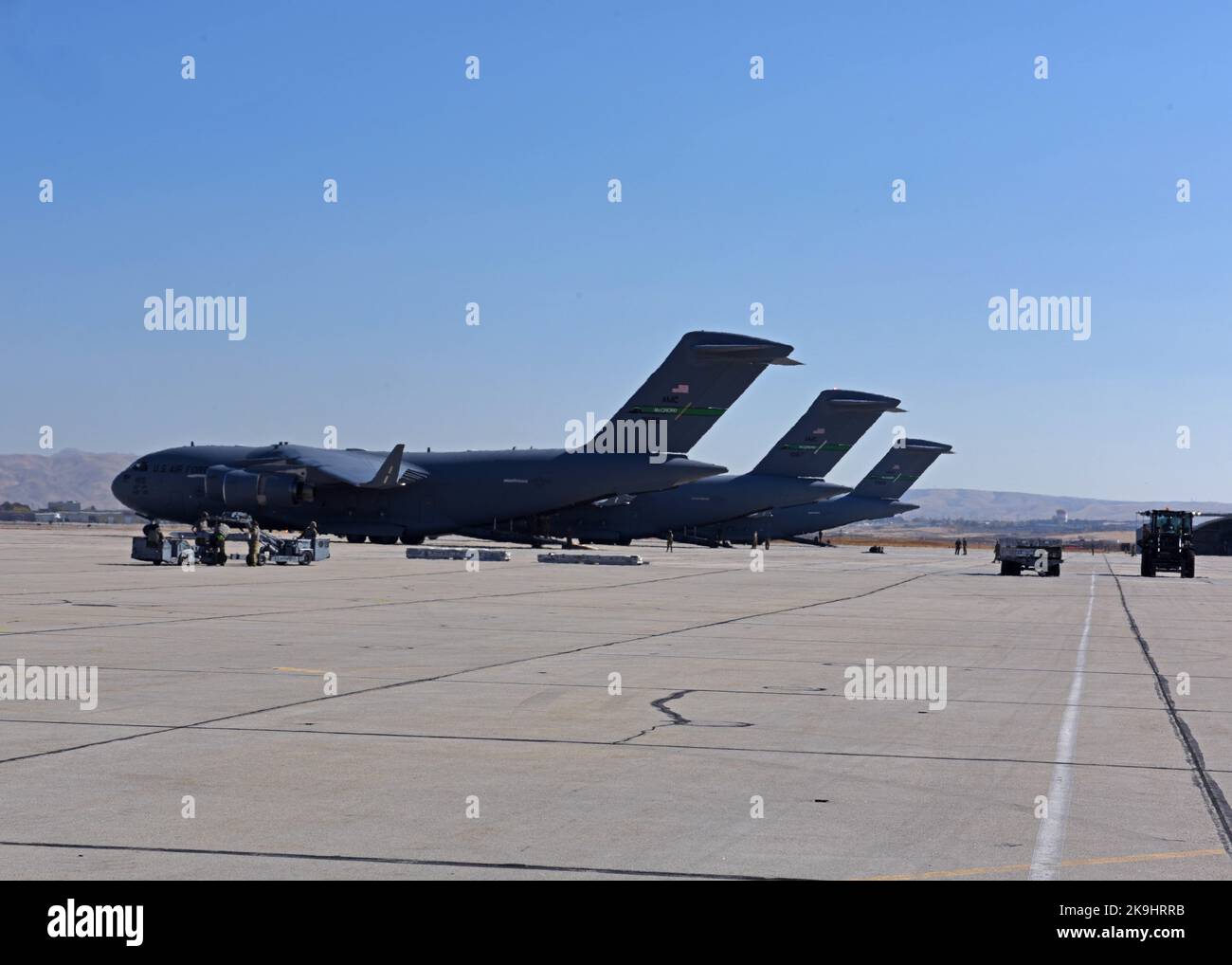Une rangée d'avions C-17 Globemaster III de l'aile 62D du pont aérien, base conjointe Lewis-McChord, Washington, s'assoient sur la ligne aérienne après avoir transporté de l'équipement pour effectuer des opérations spéciales de ravitaillement pendant l'exercice Rainier War 22B à Gowen Field, Boise, Idaho, le 20 octobre 2022. Ces opérations spéciales de ravitaillement ont été menées au cours de l’exercice le plus vaste de l’AW 62D, Rainier War 22B, pour exposer les capacités d’emploi agile du Commandement de la mobilité aérienne. (É.-U. Photo de la Force aérienne par le sergent d'état-major. Zoe Thacker) Banque D'Images