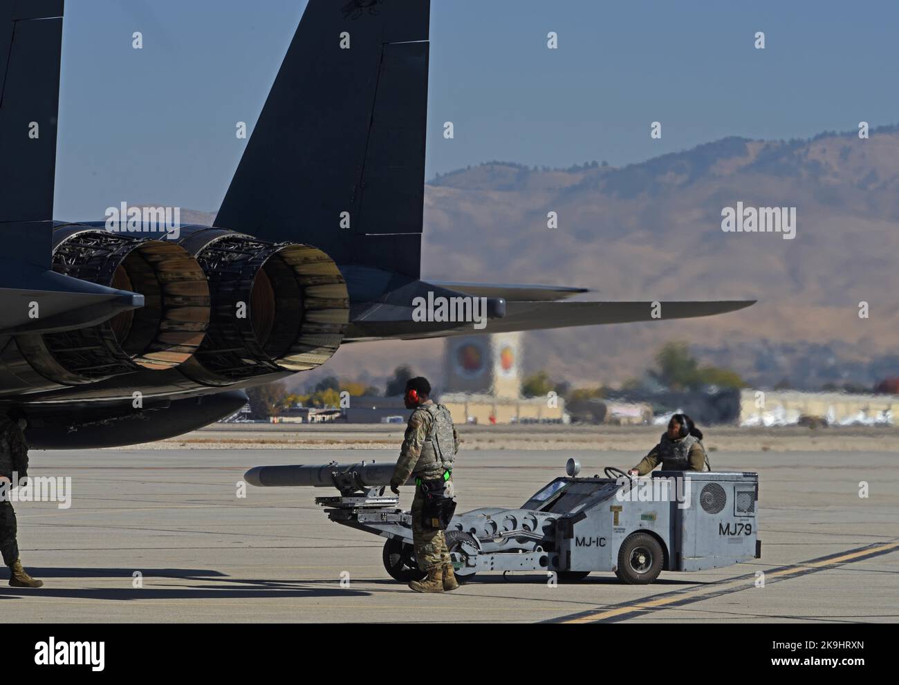 Les aviateurs américains du 366th munitions Squadron se préparent à charger des munitions sur un aigle de frappe F-15E de la 366th Fighter Wing à la base aérienne de Mountain Home, Idaho, pendant l'exercice Rainier War 22B à Gowen Field, Boise, Idaho, le 20 octobre 2022. En plus de présenter les priorités de génération de la Force aérienne, Rainier War est un exercice à grande échelle visant à former des aviateurs multi-capables à la 62D Airlift Wing de la base conjointe Lewis-McChord, Washington. (É.-U. Photo de la Force aérienne par le sergent d'état-major. Zoe Thacker) Banque D'Images