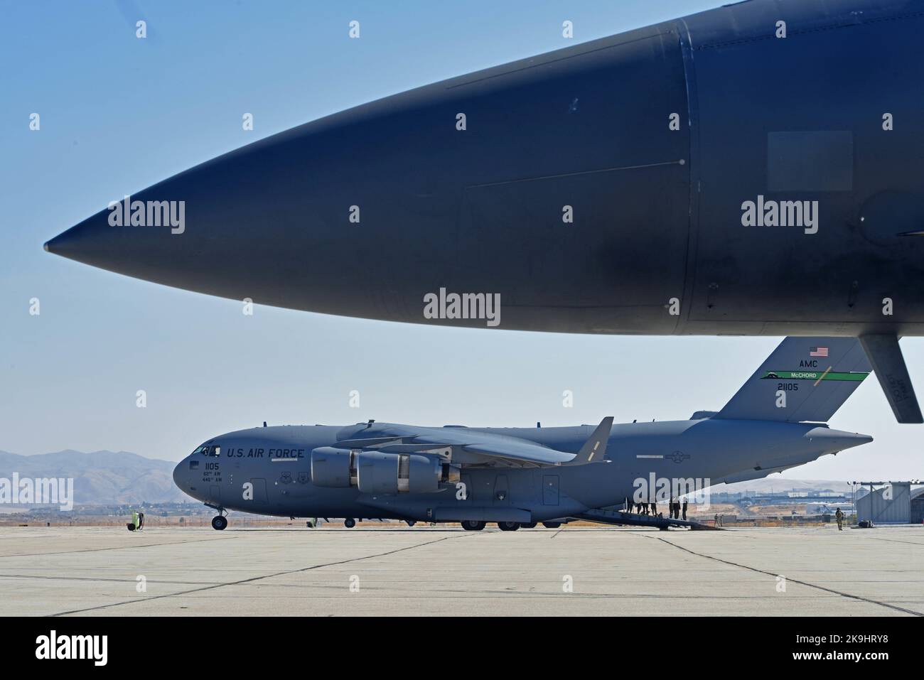 Des aviateurs américains avec l'aile 62D Airlift se tiennent sur la rampe d'un avion C-17 Globemaster III tout en observant les opérations spéciales de ravitaillement d'un avion F-15E Strike Eagle depuis l'aile 366th Fighter, la base aérienne de Mountain Home, Idaho, pendant l'exercice Rainier War 22B à Gowen Field, Boise, Idaho, 20 octobre 2022. L'exercice Rainier War est un exercice majeur pour l'aile du transport aérien de 62D, y compris de multiples actifs de transport aérien et des partenaires communs. (É.-U. Photo de la Force aérienne par le sergent d'état-major. Zoe Thacker) Banque D'Images