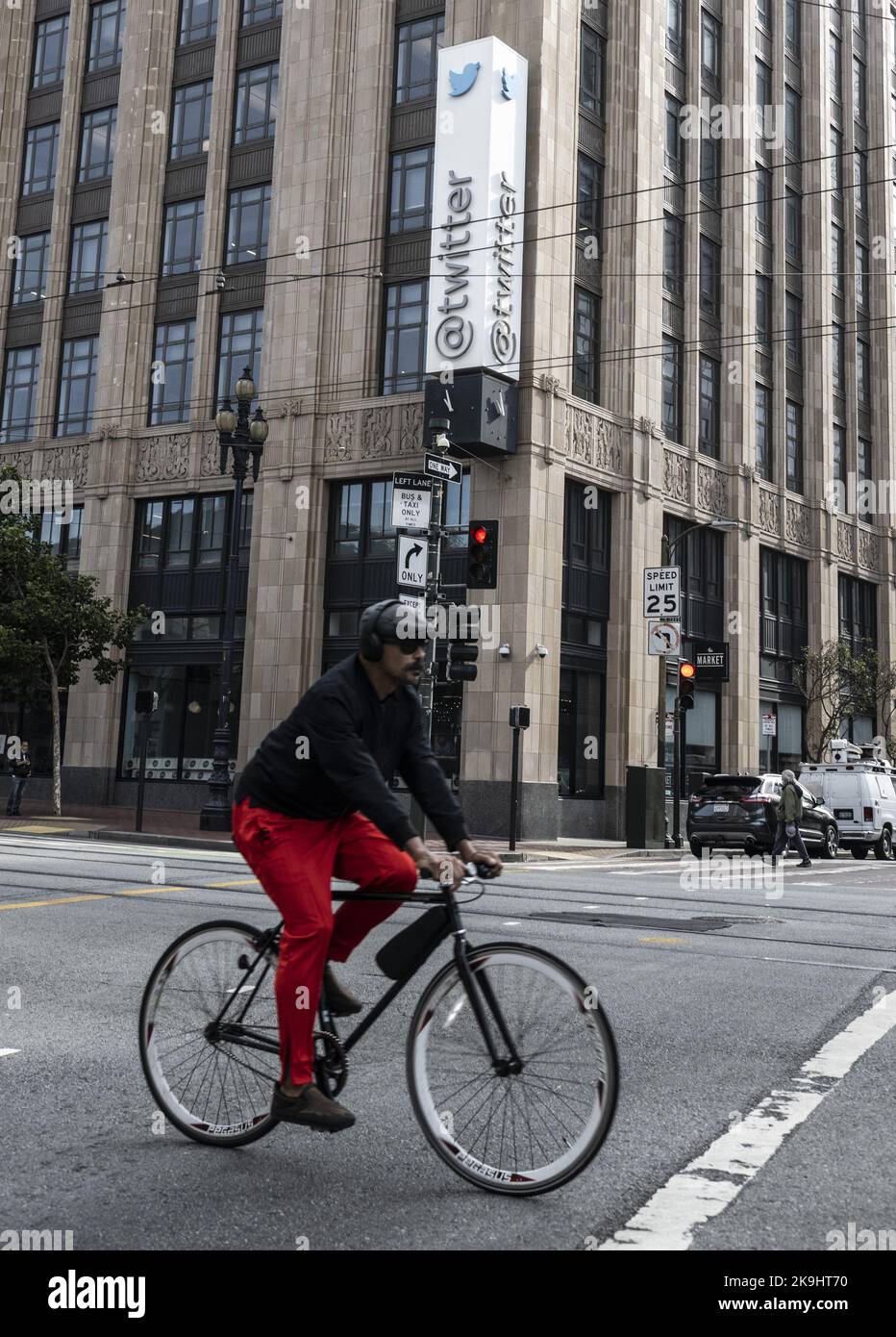 San Francisco, États-Unis. 28th octobre 2022. Un cycliste monte dans Market Street devant le siège social de Twitter à San Francisco vendredi, 28 octobre 2022. Elon Musk a pris le relais de l'entreprise aujourd'hui dans un contrat de $44 milliards. Photo de Terry Schmitt/UPI crédit: UPI/Alay Live News Banque D'Images