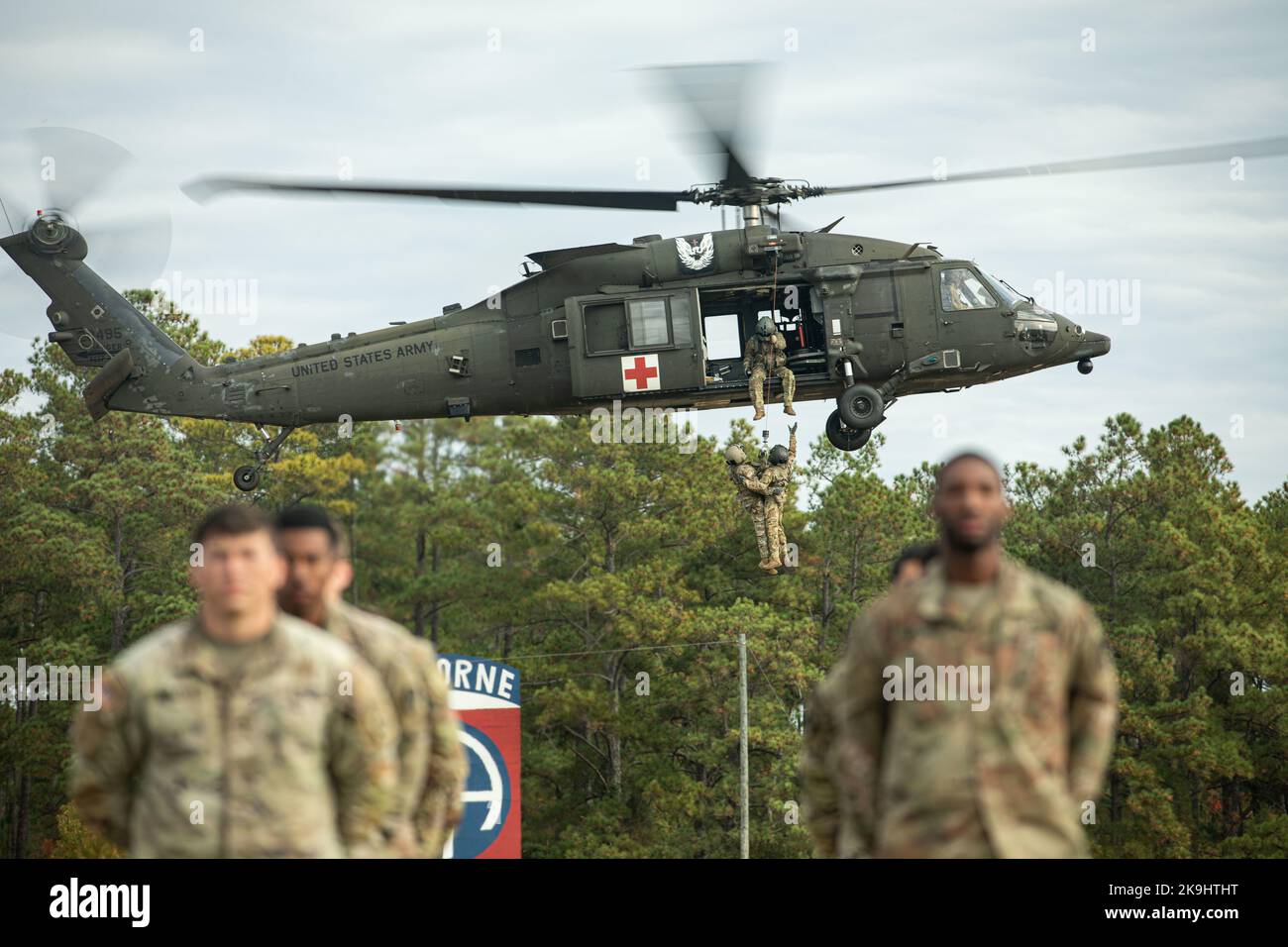 Des soldats de diverses unités se tiennent en formation alors qu'un HH-60M Blackhawk vole au-dessus du sol lors d'une cérémonie de remise de l'insigne médical Expert Field le 28 octobre sur Pike Field à fort Bragg, en Caroline du Nord L'EFMB est l'un des badges de compétences les plus difficiles à gagner dans l'armée américaine, et il teste la compétence professionnelle et l'endurance physique du combat Medic. L'EFMB, créée sur 18 juin 1965, est décernée aux soldats qui ont réussi un ensemble de tests de qualification, y compris des parties écrites et de performance. (É.-U. Photo de l'armée par la SPC. Osvaldo Fuentes) Banque D'Images