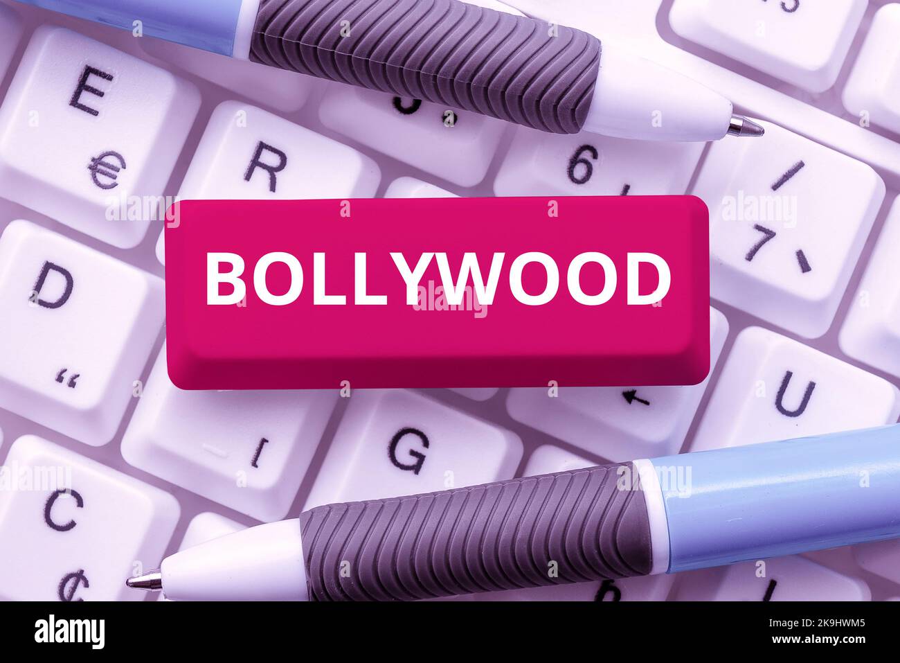 Légende de texte présentant Bollywood. Aperçu de l'entreprise une personne qui organise et assume les risques liés au téléchargement de fichiers et de données en ligne par une entreprise Banque D'Images