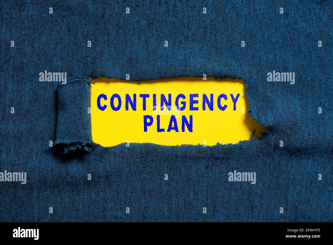 Affiche textuelle indiquant le plan d'urgence. Mot pour apparaît en réponse à un clic sur un moteur de recherche homme d'affaires en costume tenant tablette symbolisant Banque D'Images