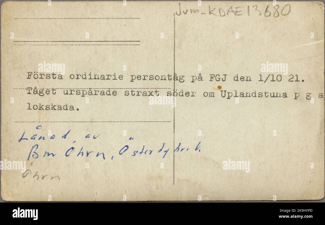 Suivi de train au sud de Upplands Tuna sur la ligne entre Alunda et Faringe. La locomotive à vapeur porte le numéro 23. Banque D'Images