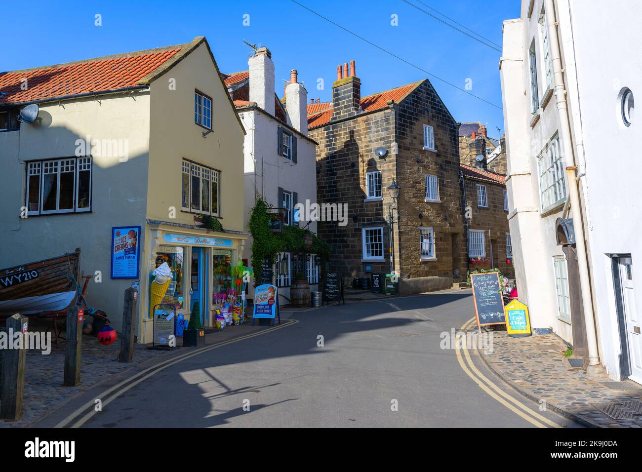Vue sur le paysage de l'une des routes étroites sinueuses du village de pêcheurs de Robin Hoods Bay, North Yorkshire, Royaume-Uni Banque D'Images