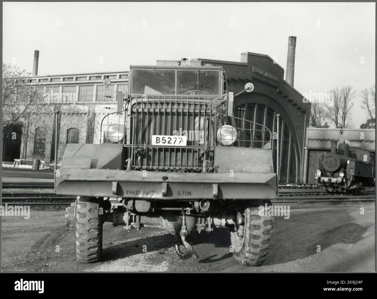 Bris de voiture appartenant aux chemins de fer de l'État, avec un dispositif de dessin devant, installé à Hagalund. Banque D'Images