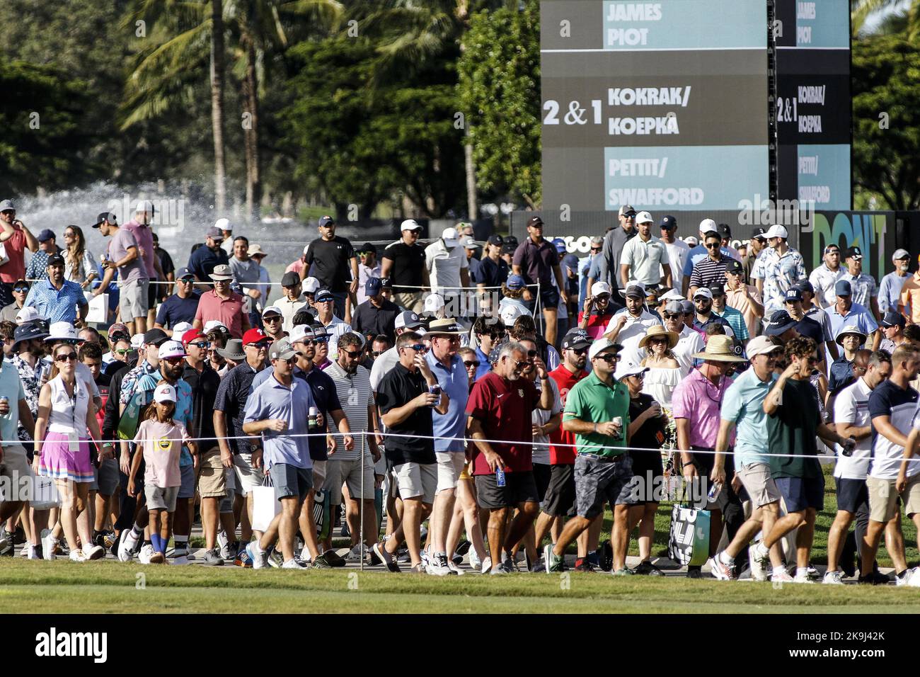 Miami, États-Unis. 28th octobre 2022. La foule de gens marchent du 9th trous au championnat de l'équipe de golf du LIV au Donald Trump National Doral Miami à Miami, FL le vendredi 28 octobre 2022. Photo de Thom Baur/UPI crédit: UPI/Alay Live News Banque D'Images