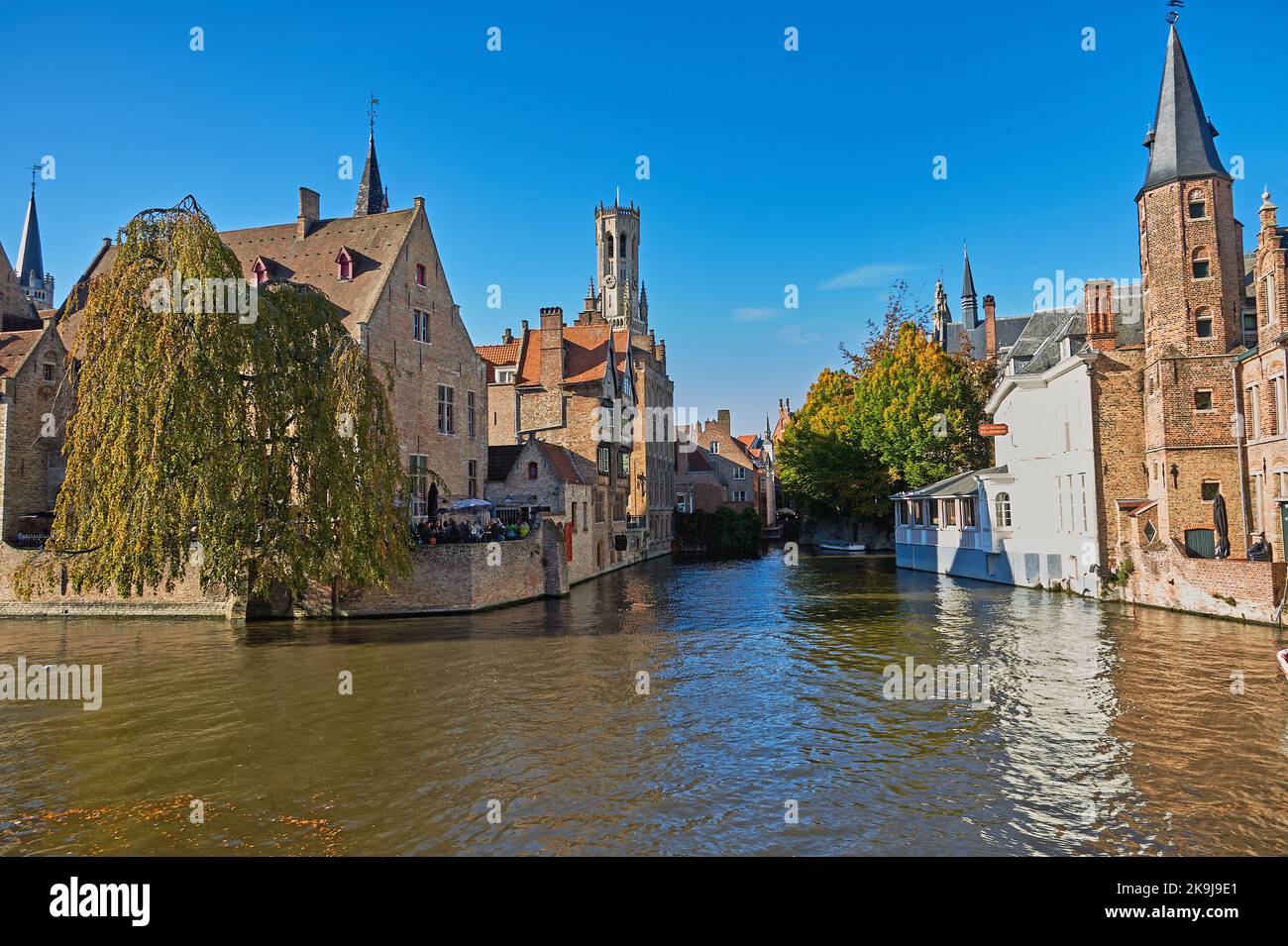 Bruges, Belgique et le Rozenhoedkaai, Rosary Quay, avec le beffroi de Bruges Banque D'Images