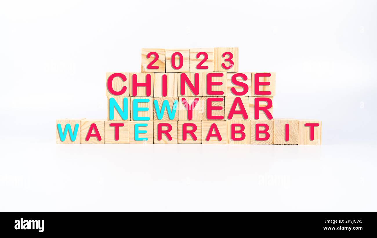 Nouvelle année chinoise 2023 année de l'eau lapin texte sur cubes ou boîtes en bois. Chinois Zodiac signe de l'eau lapin concept de fond de l'idée. Banque D'Images