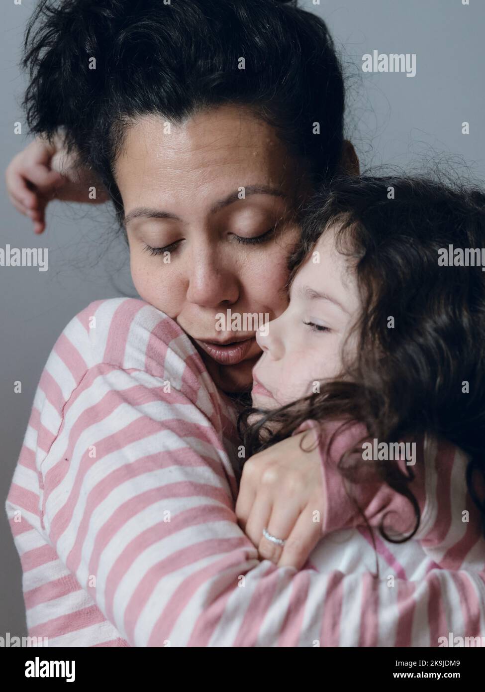 Une petite fille contrariée étant consolée par sa mère Banque D'Images