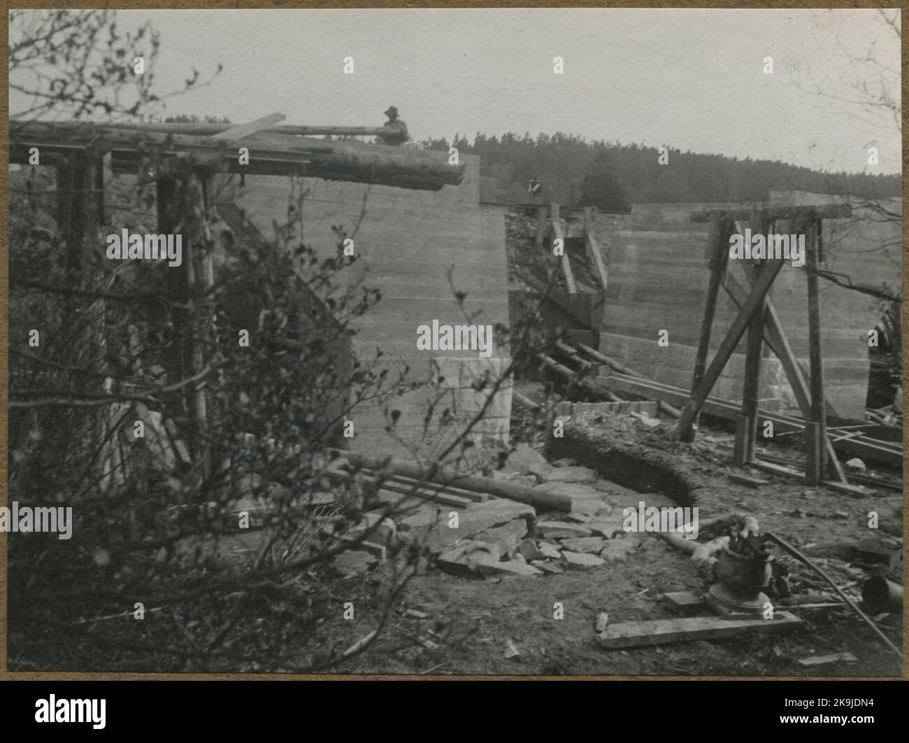 Bâtiment à deux voies entre Alingsås - Olskroken. Porte d'entrée à Floda. Béton prêt pour la moitié nord. Banque D'Images