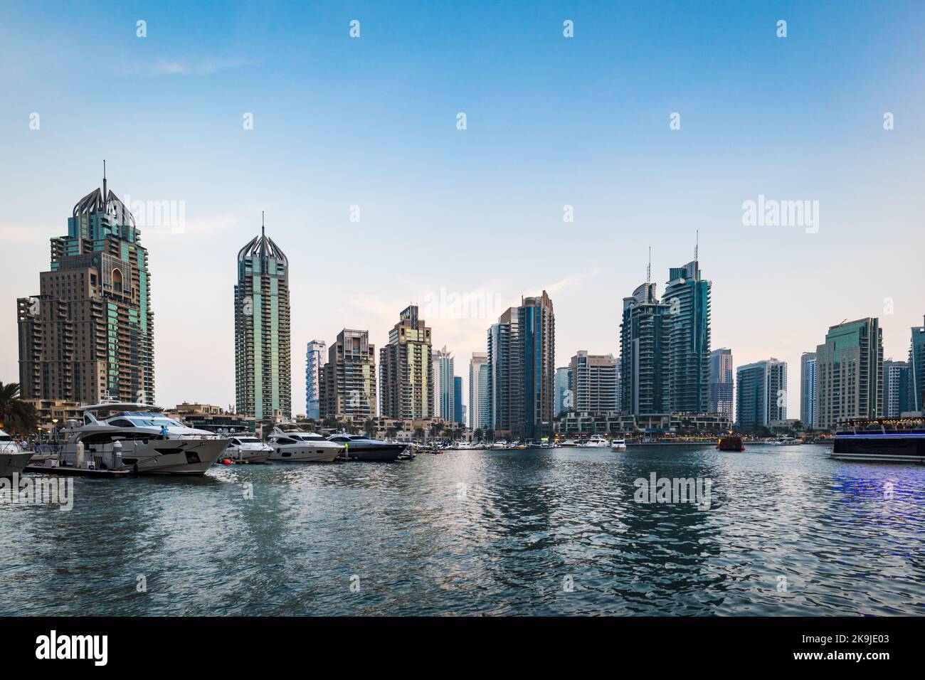 Dubai, Émirats Arabes Unis - octobre 202 : gratte-ciels du groupe Dubai Marina View à Dubaï, Émirats Arabes Unis. Paysage urbain de Dubaï avec architecture moderne au coucher du soleil Banque D'Images