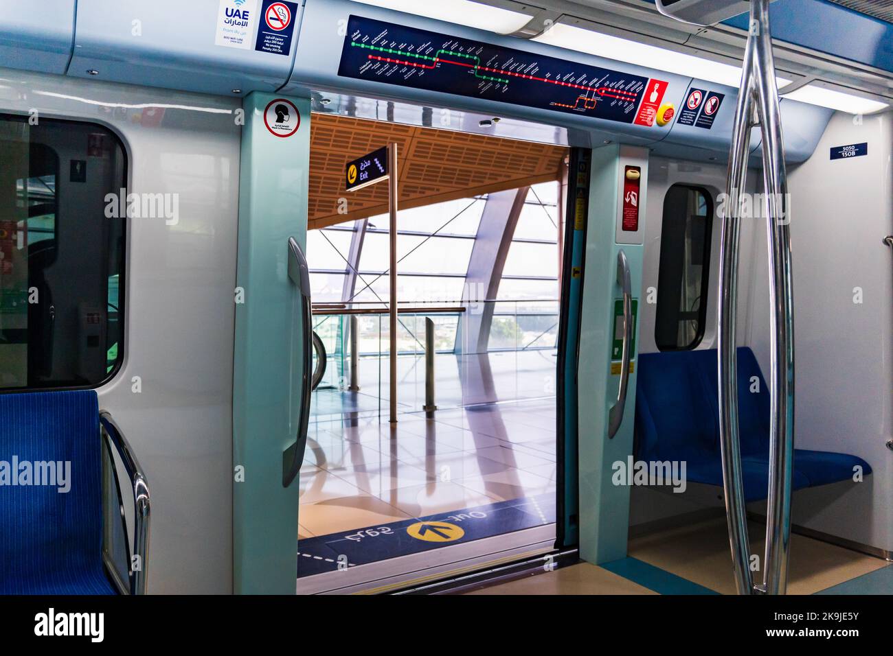Dubaï, Émirats Arabes Unis - octobre 2022 : transport en train du métro de Dubaï. Le métro de Dubaï est un réseau de transport ferroviaire rapide dans la ville de Dubaï, aux Émirats arabes Unis Banque D'Images