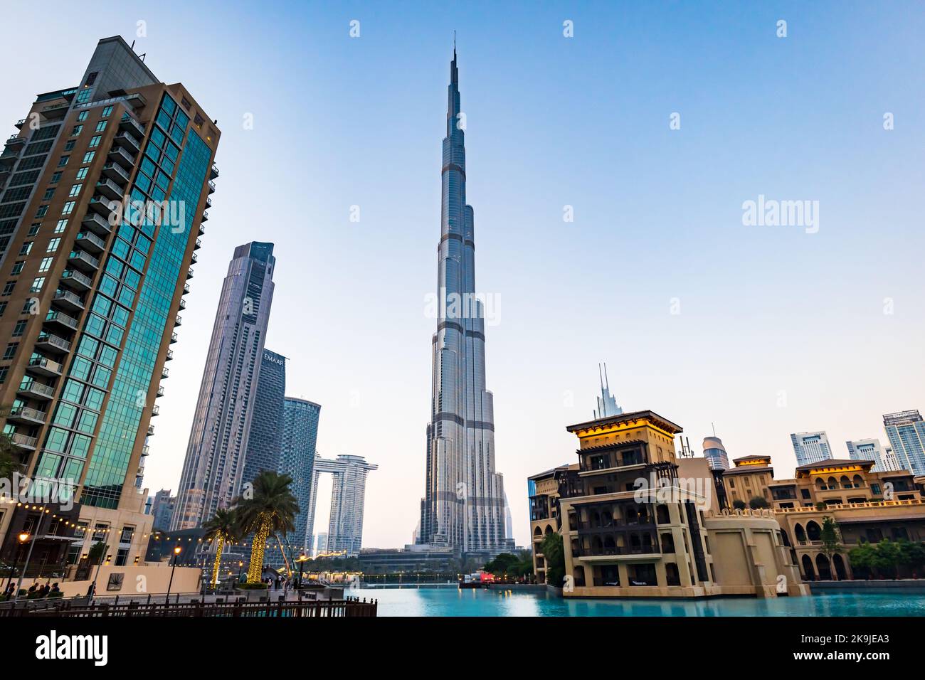 Dubaï, Émirats Arabes Unis - octobre 2022 : vue sur le coucher du soleil de Burj Khalifa au centre commercial Dubai Mall, célèbre monument de Dubaï, Émirats Arabes Unis. Banque D'Images