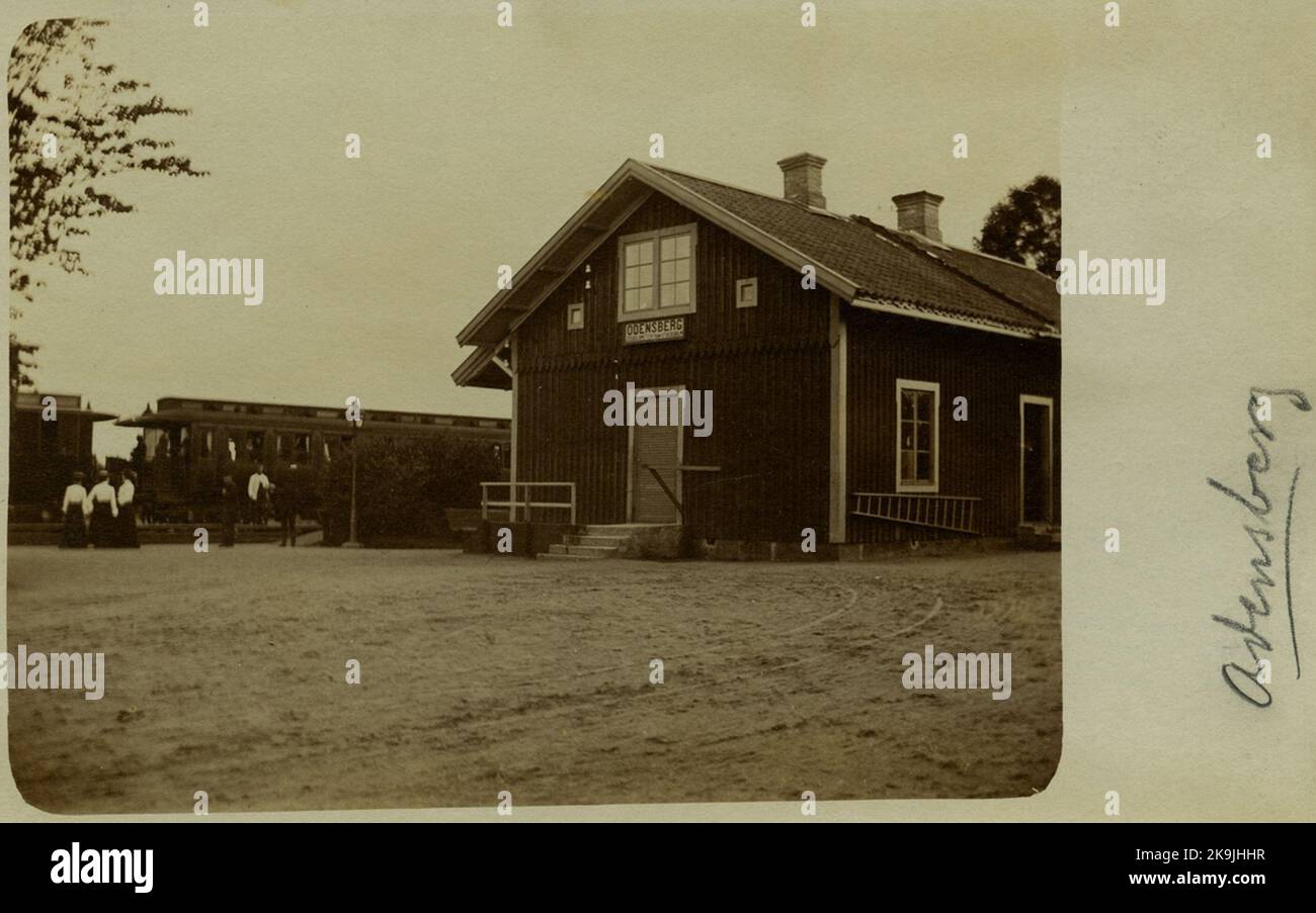 Odensberg a été créée en 1876 comme station de rencontre pour accroître la capacité de la ligne principale de l'Ouest. L'année suivante, le changement de lieu de réunion est discuté à la station, mais il faudra jusqu'en 1892 avant qu'il soit décidé que la station de réunion d'Odensberg devrait être élargie à la station complète. Dans le même temps, le chemin de roulement n° de chalet 504 est déplacé de Falköping à Odensberg. Au cours des années 1898-1903, le système de chenilles est élargi. Laskaj et l'entrepôt de fret sont en cours de construction. La maison de la gare est construite jusqu'en 1906. Banque D'Images