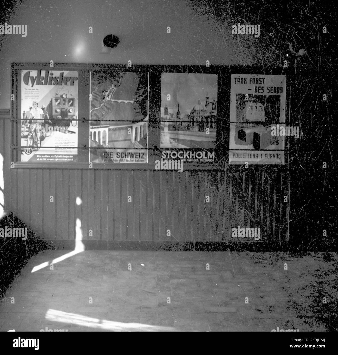 Affiche dans la salle d'attente de Hallsberg. Affiches: Cyclistes - devenir membre de la promotion de vélo et vous êtes responsable de la responsabilité.die Suisse - im Zeichen Elektrischer Bahnen.stockholm avec les banques d'Etat de Suède d'abord - puis Voyage. Pollete à l'avance. Banque D'Images