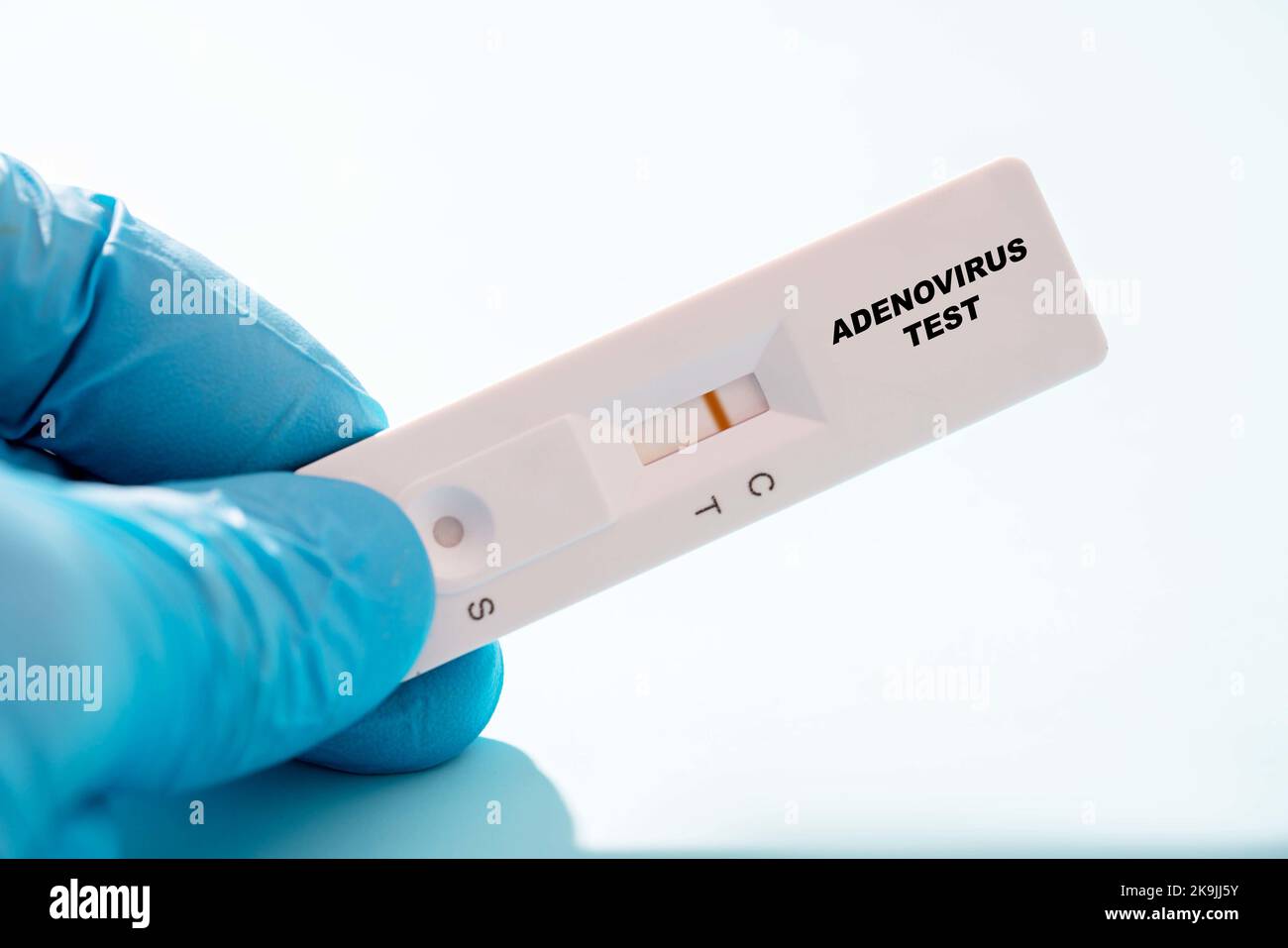 Test rapide d'adénovirus négatif, image conceptuelle Banque D'Images