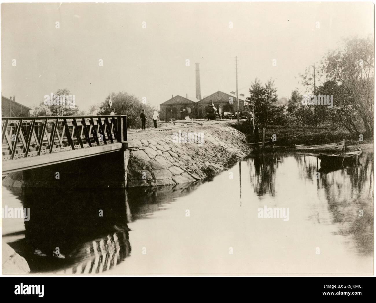 Les chemins de fer S.W.B. de Stockholm-Västerås-Bergslagen Ateliers de réparation et locomotives à Västerås, en premier plan le pont ferroviaire au-dessus de Svartån - avant la reconstruction à double voie. Platine. A gauche, le cercle actuel semble en partie en construction. Banque D'Images