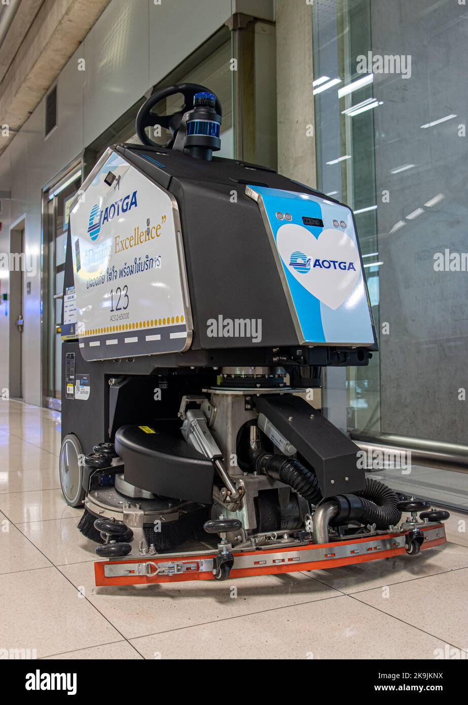 BANGKOK, THAÏLANDE, SEP 15 2022, machine de nettoyage automatique dans le couloir de l'aéroport international Banque D'Images