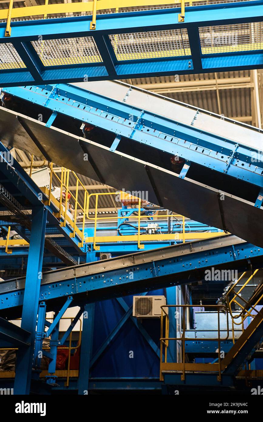 Système de convoyeurs transportant des déchets à l'usine de traitement des déchets Banque D'Images