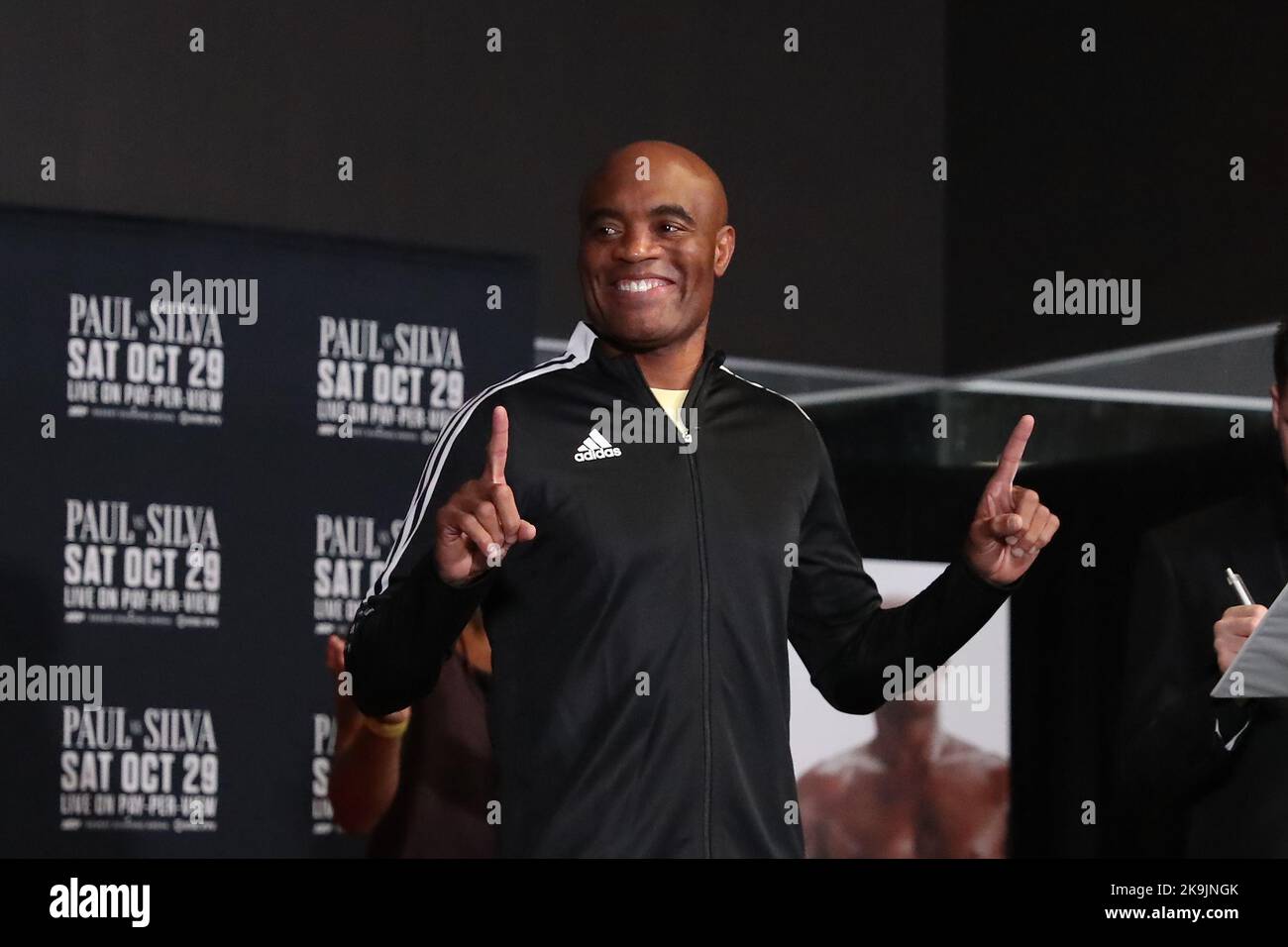 GLENDALE, AZ - OCTOBRE 28 : le boxeur Anderson Silva se met à l'échelle lors de l'événement officiel Weigh-ins pour le spectacle de télévision à la carte Jake Paul vs Anderson Silva à la Desert Diamond Arena de 28 octobre 2022 à Glendale, AZ, États-Unis.(photo par Alejandro Salazar/PxImages) Credit: PX Images/Alamy Live News Banque D'Images