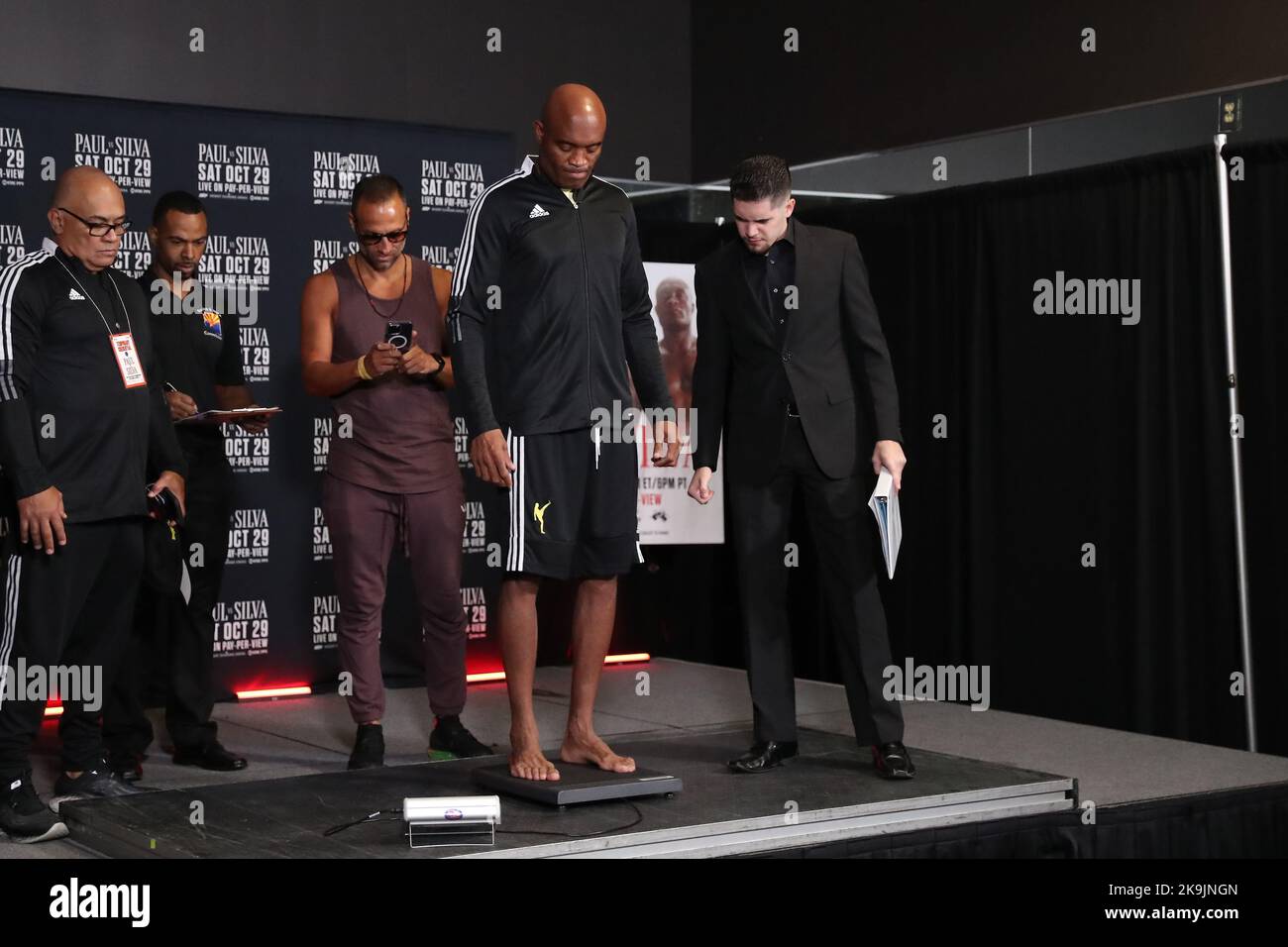 GLENDALE, AZ - OCTOBRE 28 : le boxeur Anderson Silva se met à l'échelle lors de l'événement officiel Weigh-ins pour le spectacle de télévision à la carte Jake Paul vs Anderson Silva à la Desert Diamond Arena de 28 octobre 2022 à Glendale, AZ, États-Unis.(photo par Alejandro Salazar/PxImages) Credit: PX Images/Alamy Live News Banque D'Images