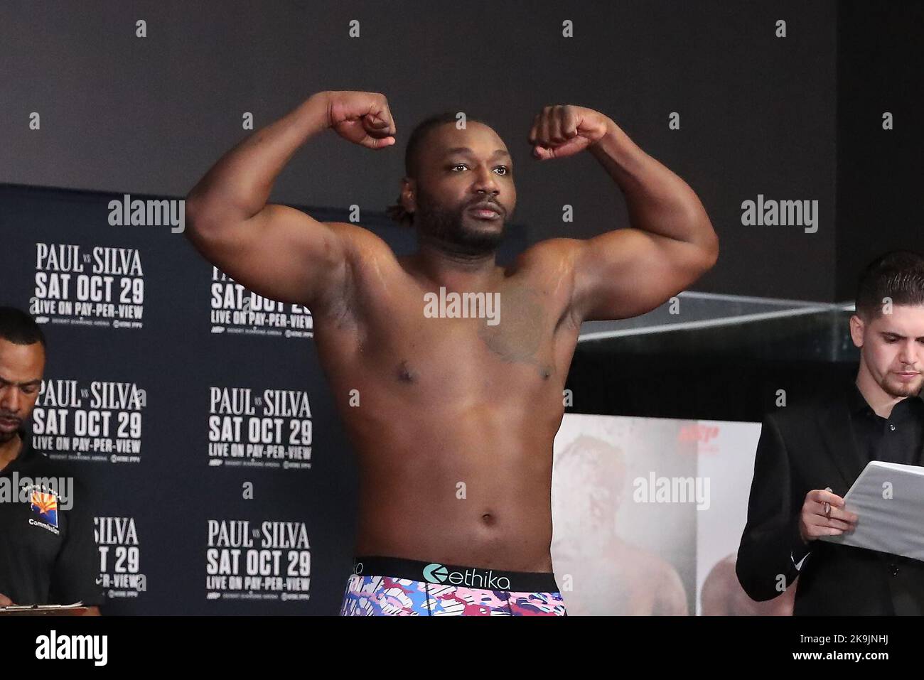 GLENDALE, AZ - OCTOBRE 28 : le boxeur Jeremiah Milton se met à l'échelle lors de l'événement officiel Weeins pour le spectacle Jake Paul vs Anderson Silva PPV à la Desert Diamond Arena sur 28 octobre 2022 à Glendale, AZ, États-Unis.(photo par Alejandro Salazar/PxImages) Credit: PX Images/Alay Live News Banque D'Images