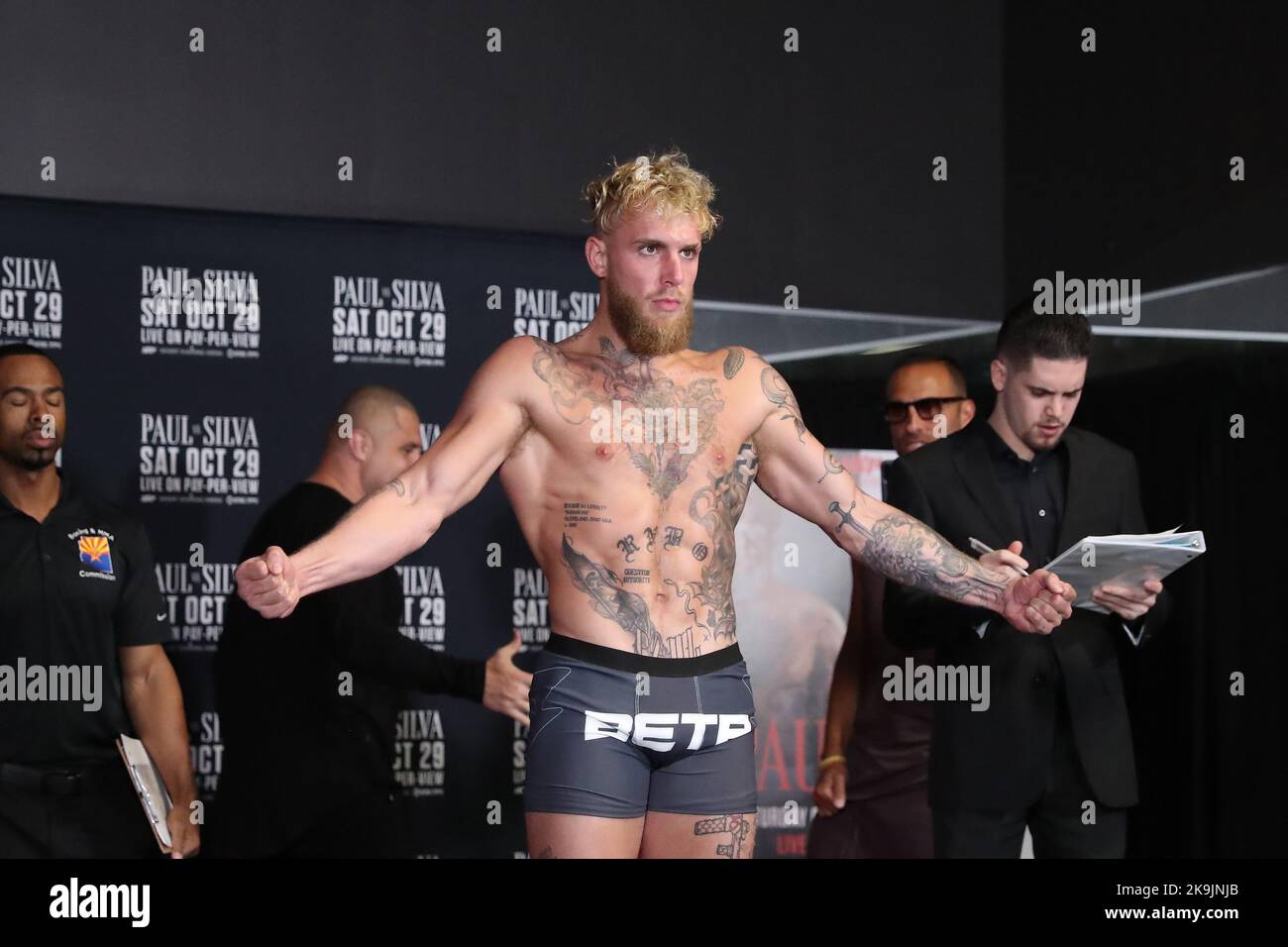 GLENDALE, AZ - OCTOBRE 28 : le boxeur Jake Paul se met à l'échelle lors de l'événement officiel Weigh-ins pour le spectacle Jake Paul vs Anderson Silva PPV à l'arène Desert Diamond sur 28 octobre 2022 à Glendale, AZ, États-Unis.(photo par Alejandro Salazar/PxImages) Credit: PX Images/Alamy Live News Banque D'Images