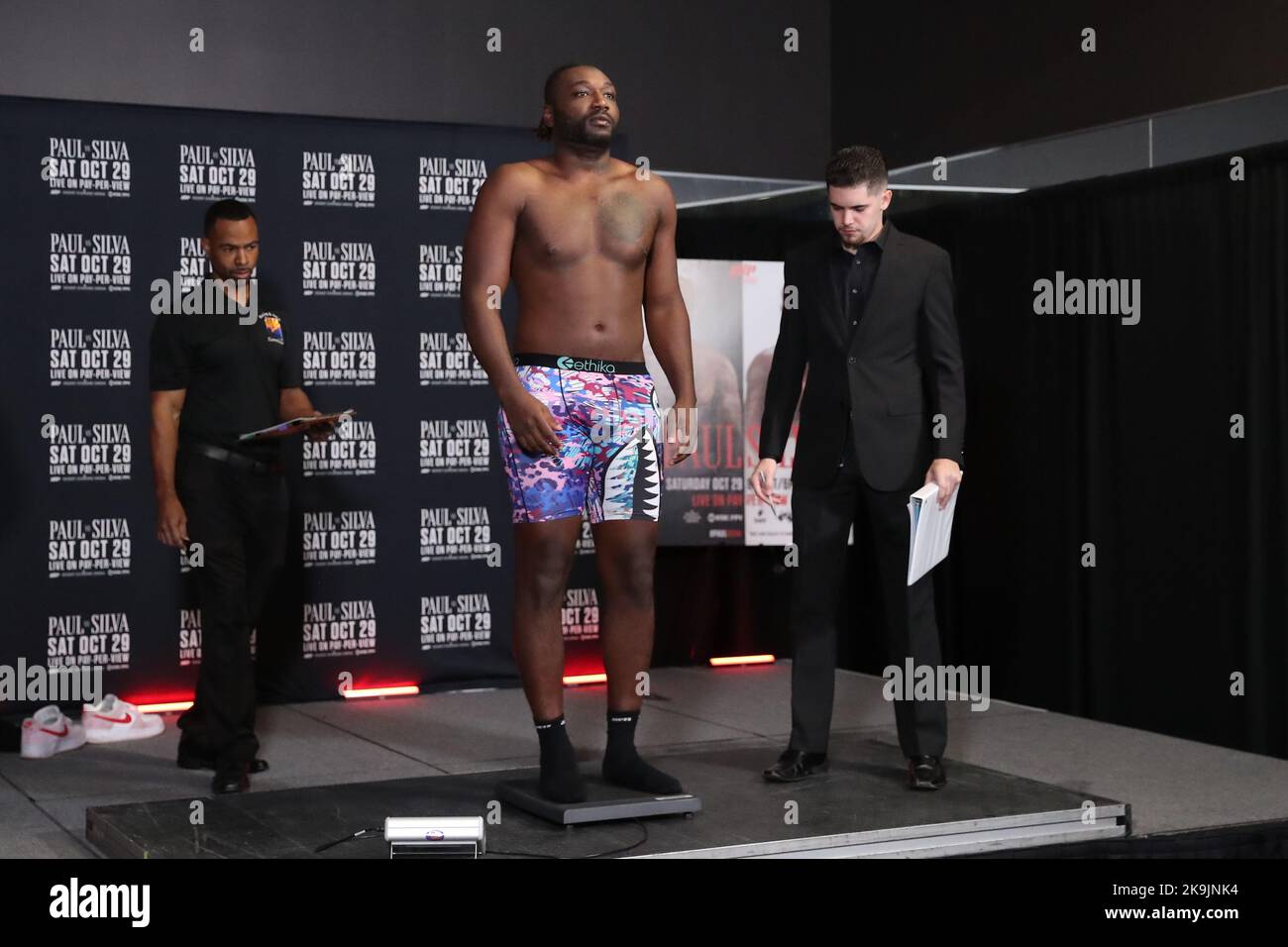 GLENDALE, AZ - OCTOBRE 28 : le boxeur Jeremiah Milton se met à l'échelle lors de l'événement officiel Weeins pour le spectacle Jake Paul vs Anderson Silva PPV à la Desert Diamond Arena sur 28 octobre 2022 à Glendale, AZ, États-Unis.(photo par Alejandro Salazar/PxImages) Credit: PX Images/Alay Live News Banque D'Images