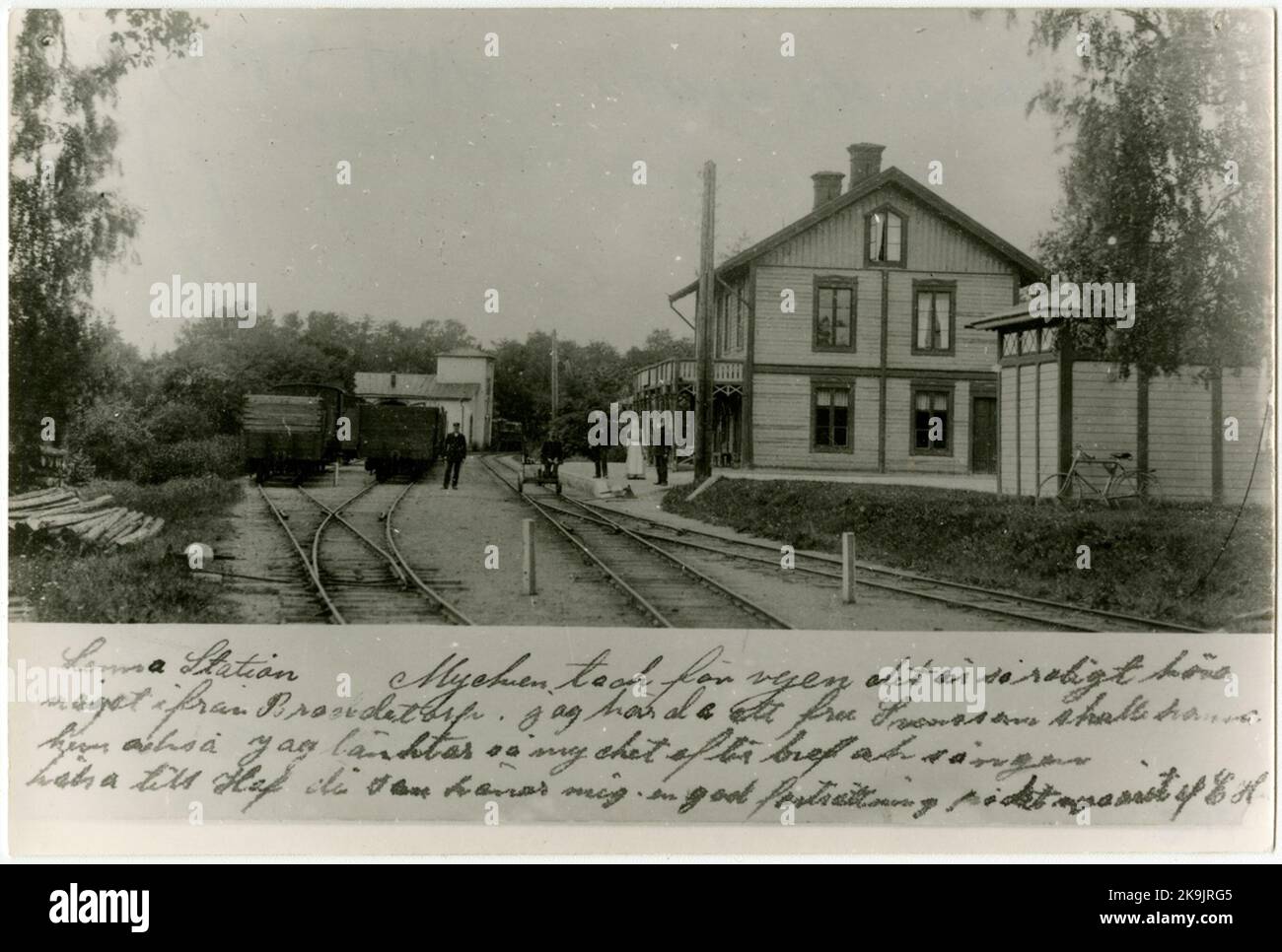 La station construite en même temps que la piste. En 1938, la maison de la gare a été modernisée, deux étages en bois. Roslagsbananwestin, Andersson, Löfgren et Wilbrand Banque D'Images