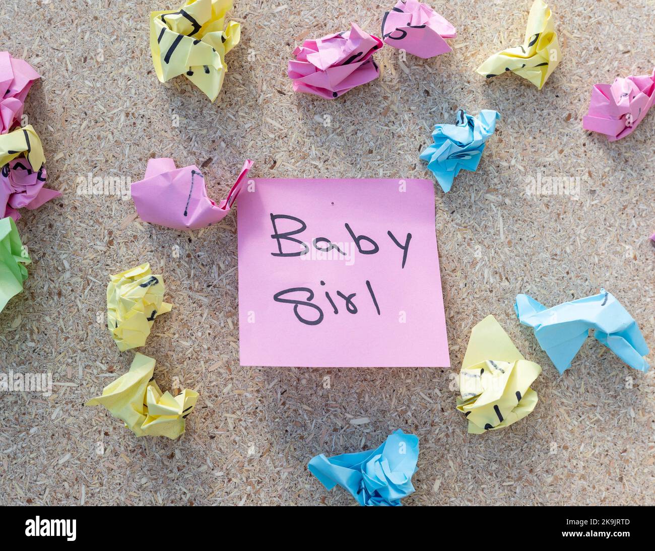 Les mots What's Your Pitch en texte rouge sur un pense-bête coloré, un rappel pour préparer votre idée d'affaires ou produit pour le marché. Note collante de couleur an Banque D'Images