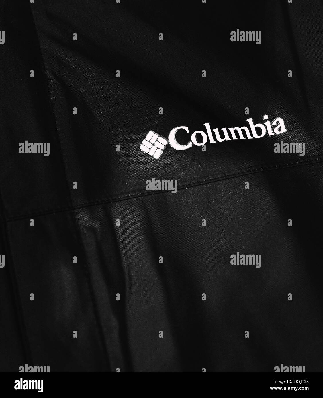 Logo de Columbia sur la veste spéciale en matériau de membrane et entièrement résistant aux intempéries, le fabricant mondial de vêtements de sport Banque D'Images
