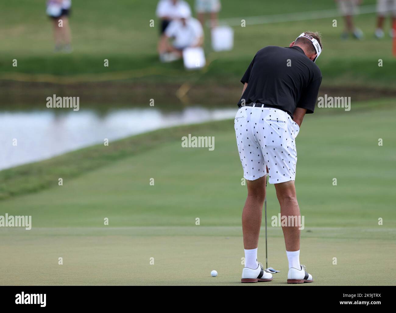 Miami, États-Unis. 28th octobre 2022. DORAL, FL - OCTOBRE 28 : Ian Poulter se met sur le premier trou lors des quarts de finale du LIV Golf Invitational - Miami à la Doral nationale de Trump sur 28 octobre 2022 à Doral, Floride. (Photo par Alberto E. Tamargo/Sipa USA) crédit: SIPA USA/Alay Live News Banque D'Images